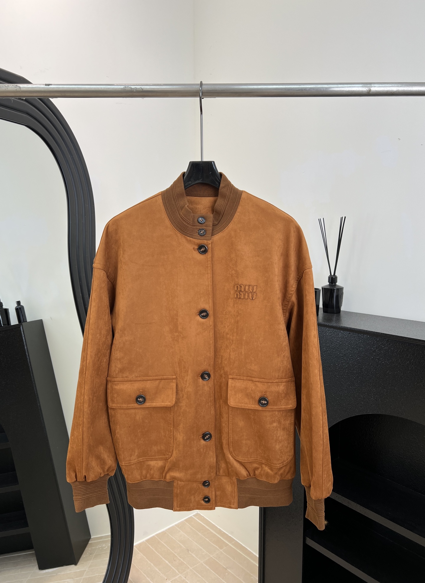 NO:623161,Miu Miu new autumn and winter style suede jacket, soft suede, stand collar + single-breasted design, four flap pockets on the chest, easily create an American retro 'old money style', casual fit, size S M L,,miumiu,jackets & coats,jackets & coats,chamois leather,alexander wang19860909Miu Miu 秋冬新款 麂皮绒夹克外套、柔软皮绒面革、立领+单排扣设计、胸前四个翻盖口袋、轻松打造美式复古“老钱风”、休闲版型 码数S M L,,miumiu,jackets & coats,jackets & coats,chamois leather,alexander wang,Women's clothing