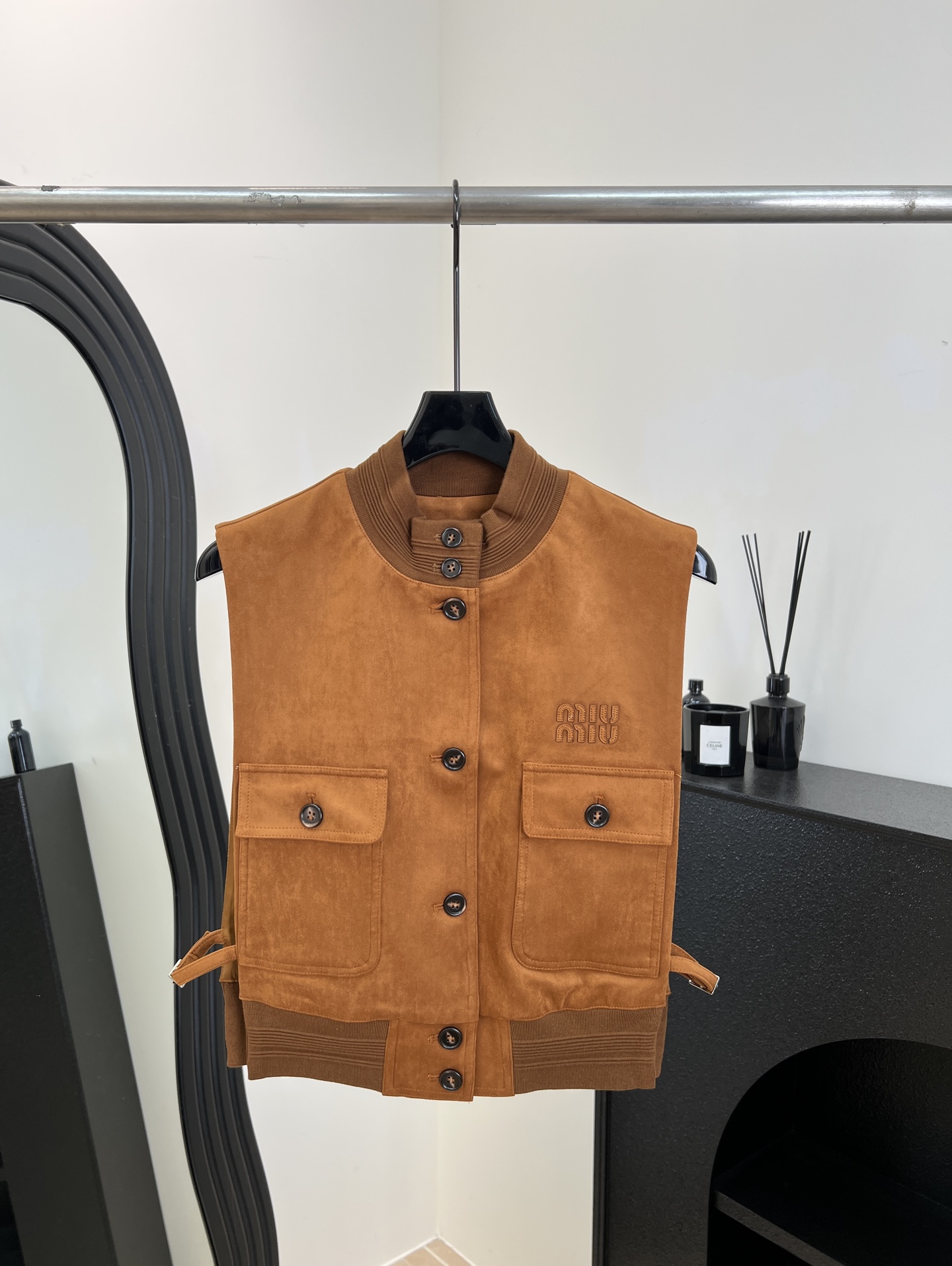 NO:623155,Miu Miu new autumn and winter style, suede vest, soft suede, stand-up collar + single-breasted design, chest flap pocket, easy to create American retro 'old money style', casual fit, size S M L,, miumiu, chamois leather, alexander wang19860909Miu Miu 秋冬新款 麂皮绒马甲、柔软皮绒面革、立领+单排扣设计、胸前翻盖口袋、轻松打造美式复古“老钱风”、休闲版型 码数S M L,,miumiu,chamois leather,alexander wang,Women's clothing