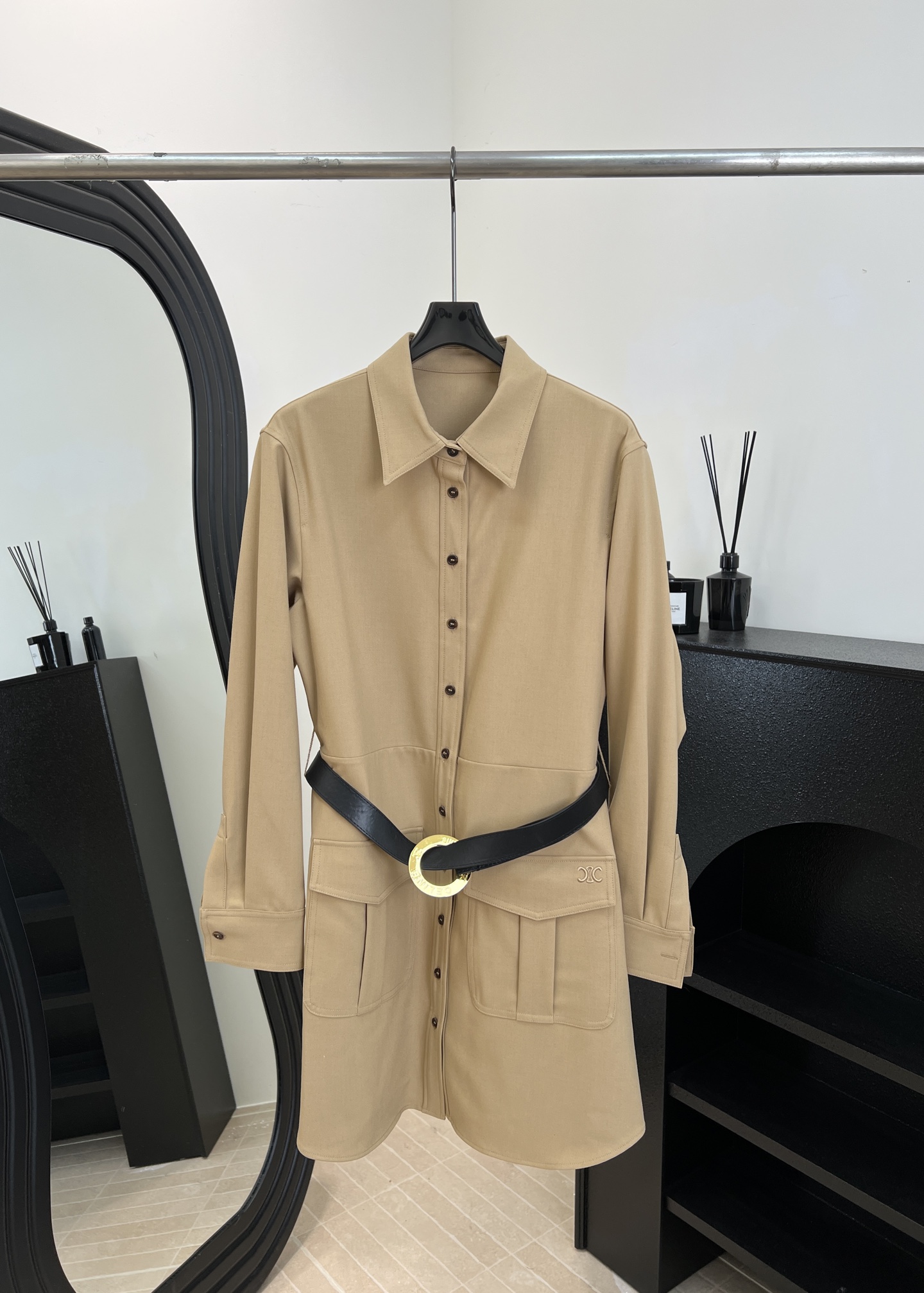 NO:623145,CELINE's new fall and winter style workwear-style shirt dress, lapel single-breasted design, large pockets on both sides are super practical, black thin belt outlines the waistline, mid-length style can be worn as a layered jacket, casual fit, size S M L,,celine,skirts,jackets & coats,shirts,alexander wang19860909CELINE 秋冬新款 工装风衬衫裙、翻领单排扣设计、两侧大口袋超实用、黑色细腰带勾勒腰线、中长款既能当外套叠穿、休闲版型 码数S M L,,celine,skirts,jackets & coats,shirts,alexander wang,Women's clothing