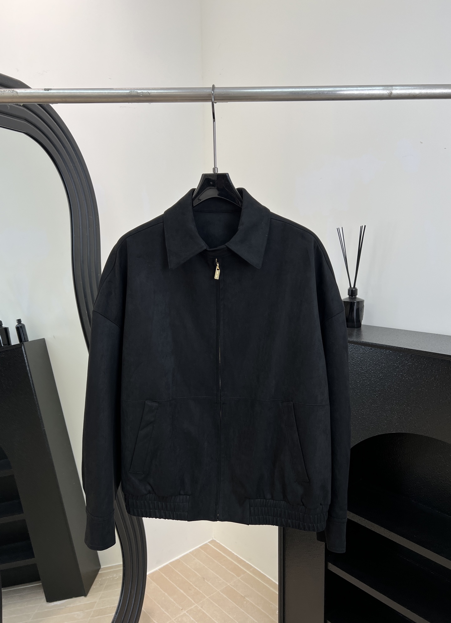 NO:623150,Miu Miu early spring new style suede lapel jacket, stand-up collar and large pocket design, brand logo on the back, elastic cuffs and hem, casual fit, size S M L,,miumiu,jackets & coats,jackets & coats,chamois leather,alexander wang19860909Miu Miu 早春新款 麂皮绒翻领夹克外套、立领大口袋设计、背后品牌标识、袖口和下摆松紧收口、休闲版型 码数S M L,,miumiu,jackets & coats,jackets & coats,chamois leather,alexander wang,Women's clothing