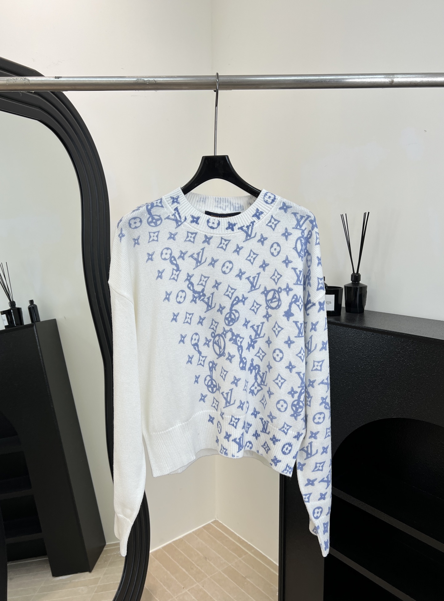 NO:623182,LouisVuitton Louis' new autumn and winter Monogram jacquard sweater, using skin-friendly cotton blended yarn, light blue Monogram jacquard, short slim fit, casual fit, size S M L,,louis vuitton,louis vuitton,alexander wang19860909LouisVuitton 路易 秋冬新款 Monogram提花针织衫、采用亲肤棉混纺纱线、浅蓝Monogram提花、短款修身版型、休闲版型 码数S M L,,louis vuitton,louis vuitton,alexander wang,Women's clothing