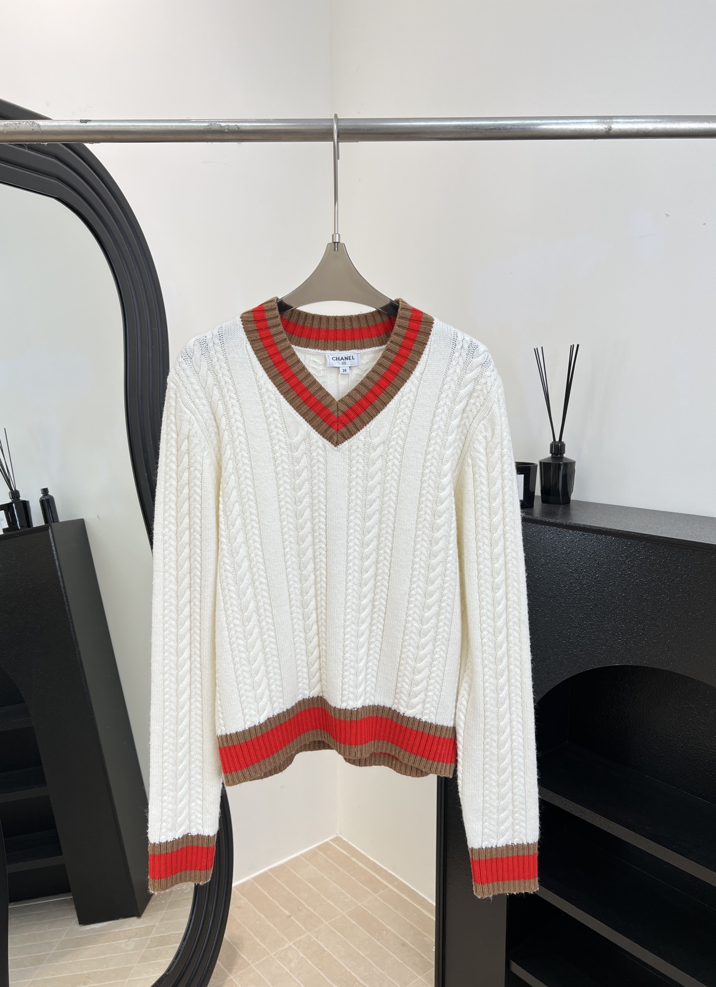 NO:623139,ChaneI Xiaoxiang new style for autumn and winter, contrasting V-neck twist sweater, red and brown stripes embellishment, full of college style, V-neck + twist texture, casual fit, size S M L,,chanel,sweaters,alexander wang19860909ChaneI 小香 秋冬新款 撞色V领麻花毛衣、红棕条纹点缀、学院风满满、V领+麻花纹理、休闲版型 码数S M L,,chanel,sweaters,alexander wang,Women's clothing
