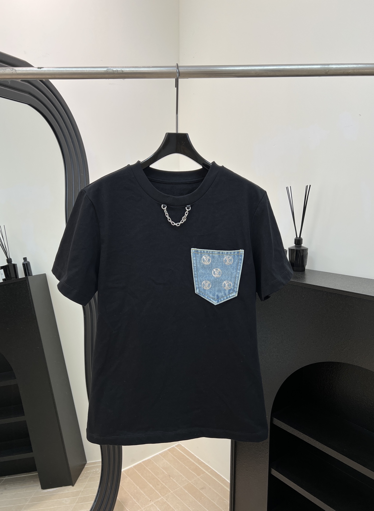 NO:623178,LouisVuitton Louis Autumn and Winter New Denim Pocket T-shirt, Blue Denim Patch Pocket on the Chest + Monogram Presbyopia Pattern, Collar Chain Decoration, Casual Fit Size S M L,,louis vuitton,louis vuitton,tees,t-shirt,alexander wang19860909LouisVuitton 路易 秋冬新款 牛仔口袋T恤、胸前蓝色牛仔贴袋+Monogram老花图案、领口链条装饰、休闲版型 码数S M L,,louis vuitton,louis vuitton,tees，t-shirt,alexander wang,Women's clothing