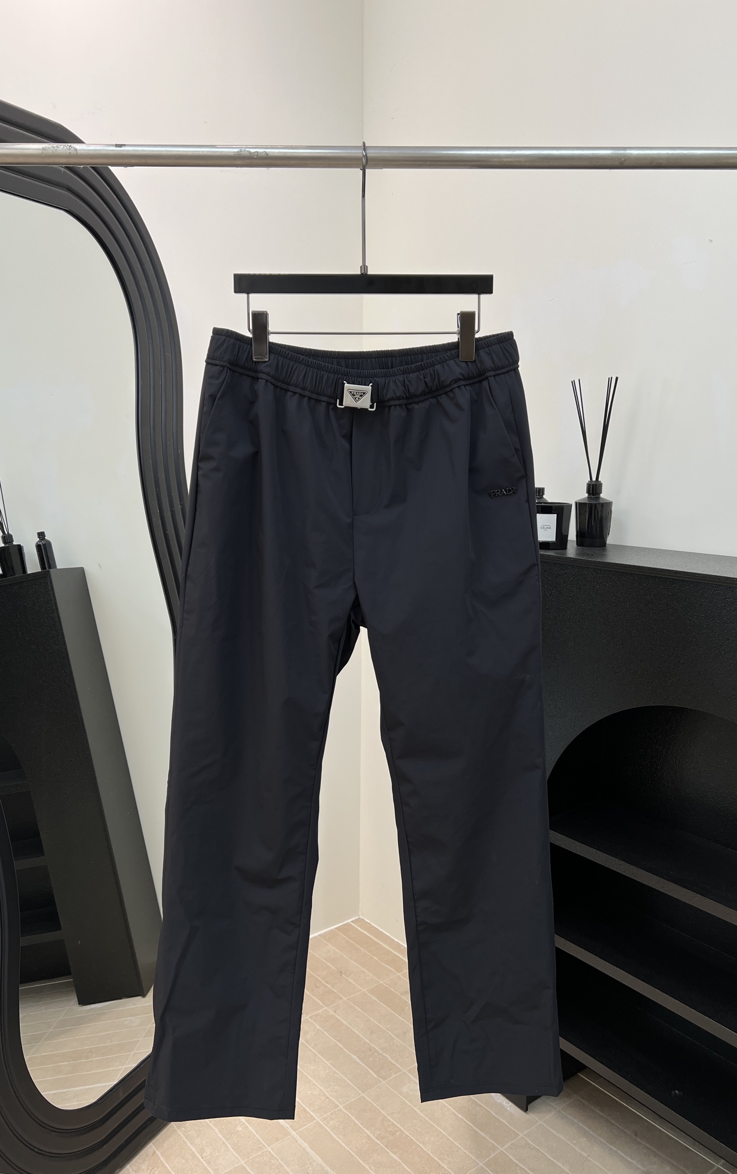 NO:623198,Men's Prada new early spring nylon silhouette casual trousers, iconic triangle logo on the left waist, strong drape of fabric, elastic waist design, casual fit, size S M L XL XXL,, prada,alexander wang19860909男款 Prada 早春新款 尼龙廓形休闲长裤、左腰有标志性三角徽标、面料垂坠感强、松紧腰设计、休闲版型 码数S M L XL XXL,,prada,alexander wang,Women's clothing