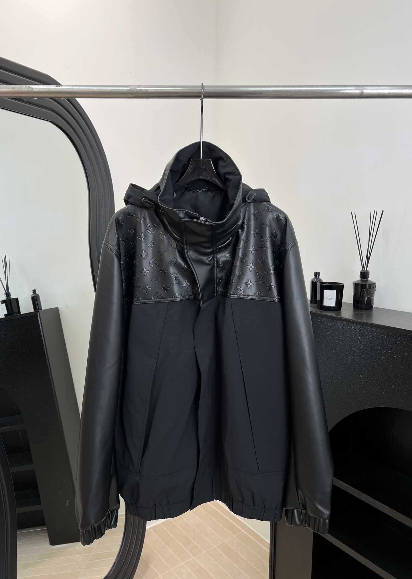 NO:626783,LouisVuitton Louis' new autumn and winter style long-sleeved windproof jacket with spliced lapels, blended nylon and glossy leather, Monogram embossed logo on the shoulders, leather stand-up collar with foldable hood, elastic hem and sleeves with large pockets, blended nylon body and drawstring hood, with lined zipper front and zipper pockets Size S M L XL,,louis vuitton,louis vuitton,jackets &  coats,hats,alexander wang19860909LouisVuitton 路易 秋冬新款 拼接翻领长袖防风外套、混纺锦纶和亮面皮革、肩饰有 Monogram 压纹标识、皮革立领内藏可折叠兜帽、弹力下摆和袖搭配宽大口袋、混纺锦纶衣身与抽绳连帽、配有内衬拉链前襟和拉链袋 码数S M L XL,,louis vuitton,louis vuitton,jackets & coats,hats,alexander wang,Women's clothing