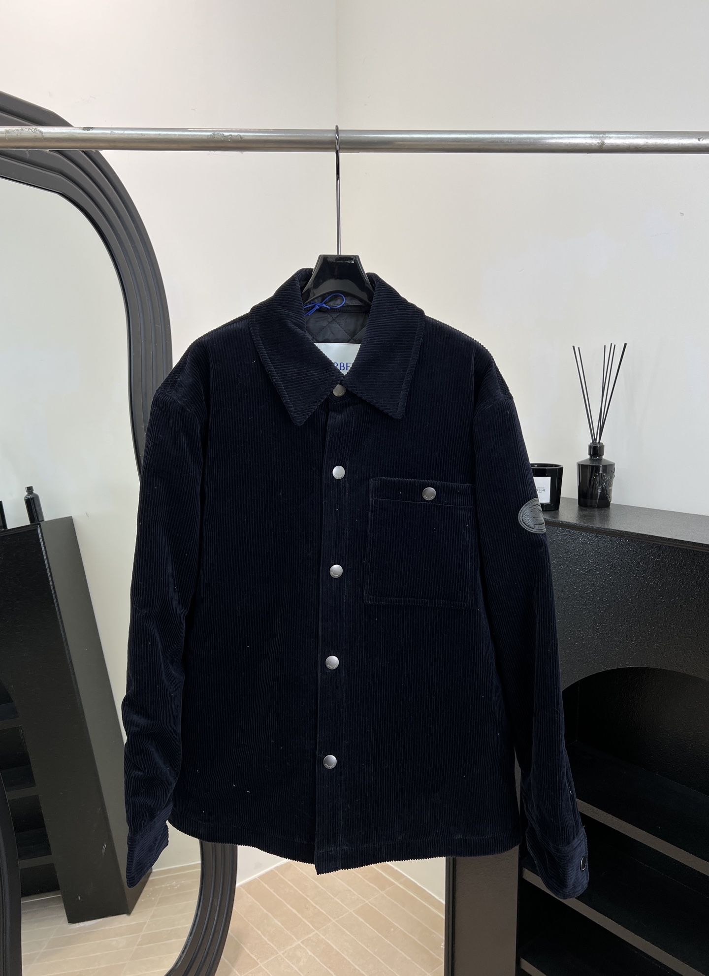 NO:626778,Burberry's new autumn and winter corduroy cotton jacket, finely textured shirt-style lapel + front buttons, adjustable cuffs and hem, equestrian knight logo on sleeves, light and warm lining, casual fit, size S M L XL,,burberry,jackets & coats,shirts,alexander wang19860909Burberry 秋冬新款 灯芯绒棉服外套、细腻纹理衬衫式翻领+正面纽扣、袖口和下摆可调节、袖子马术骑士徽标、内里轻薄保暖、休闲版型 码数S M L XL,,burberry,jackets & coats,shirts,alexander wang,Women's clothing