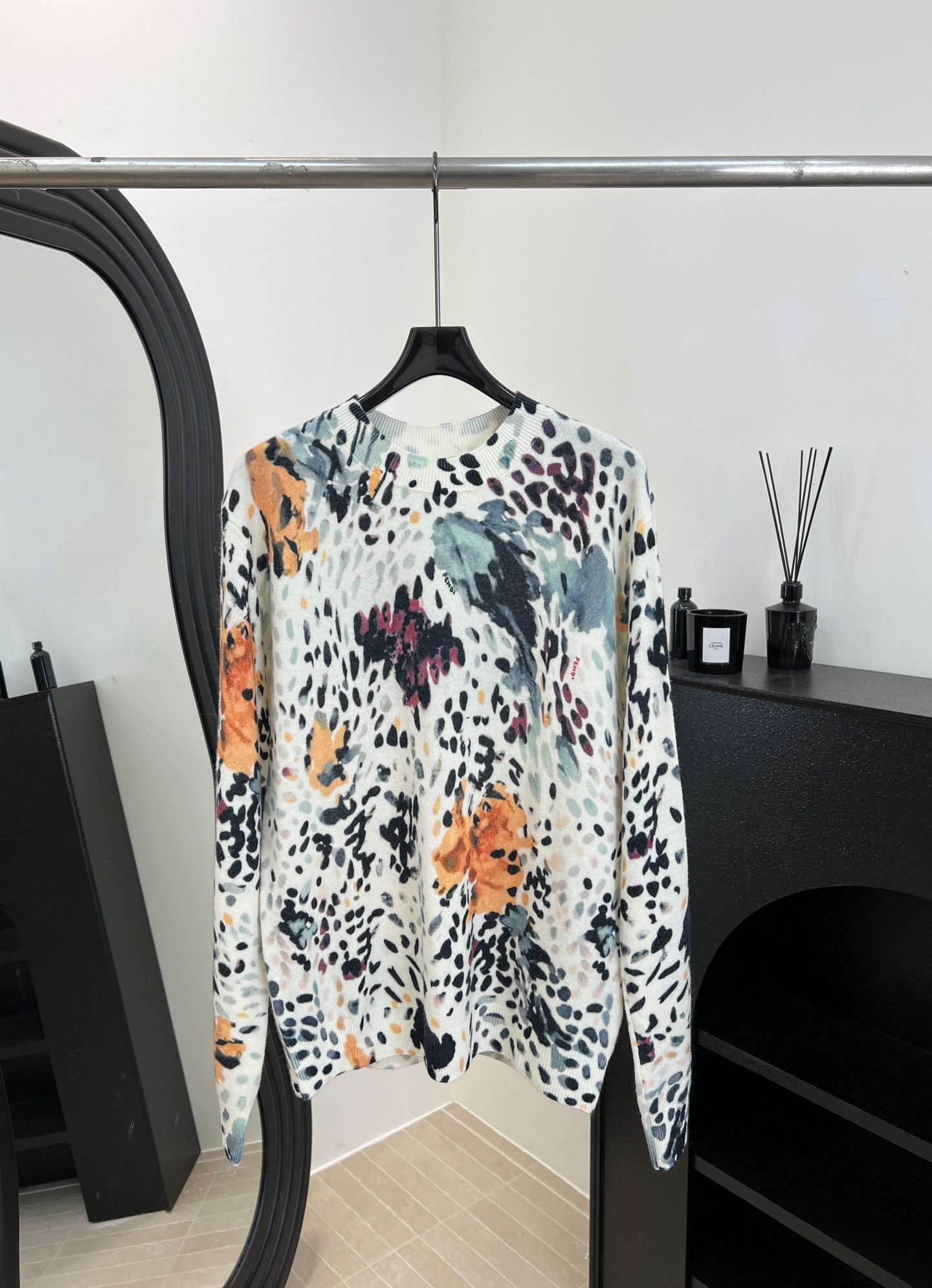 NO:626762,FENDI's new autumn and winter color printed sweater, milky white background with orange and blue pink ink smudged, full of artistic sense, high-quality knitted fabric, soft and comfortable, casual fit, size S M L,,fendi,alexander wang19860909FENDI 秋冬新款 彩色印花针织衫、奶白底色搭配橙蓝粉泼墨晕染、艺术感满满、高品质针织面料,柔软舒适、休闲版型 码数S M L,,fendi,alexander wang,Women's clothing