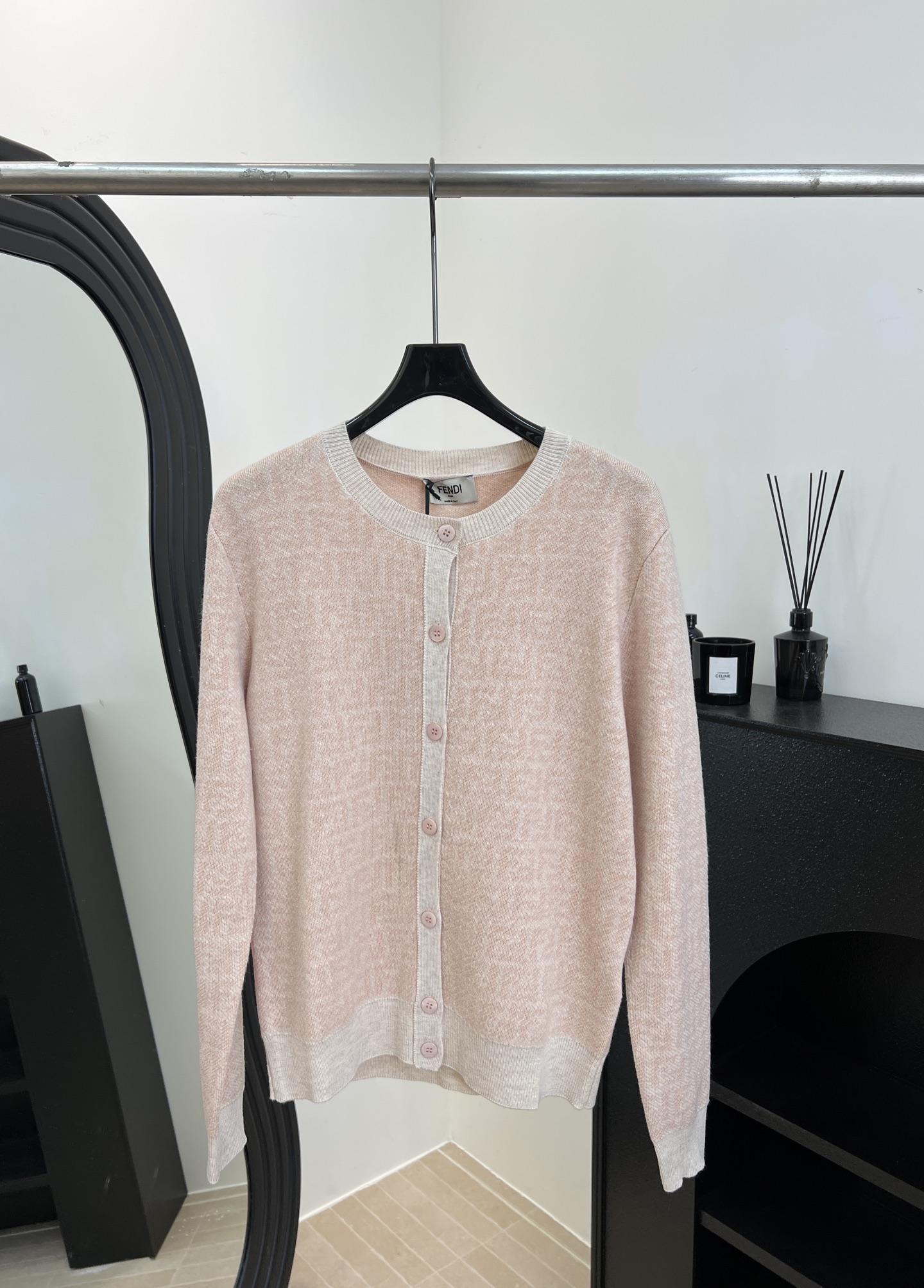 NO:626757,Fendi's new autumn and winter FF pattern knitted cardigan, using classic double F jacquard design, wool blend material, ribbed cuffs and hem, casual fit, size S M L,,fendi,alexander wang19860909Fendi 秋冬新款 FF图案针织开衫、采用经典双F提花设计、羊毛混纺材质、袖口和下摆罗纹收口、休闲版型 码数S M L,,fendi,alexander wang,Women's clothing