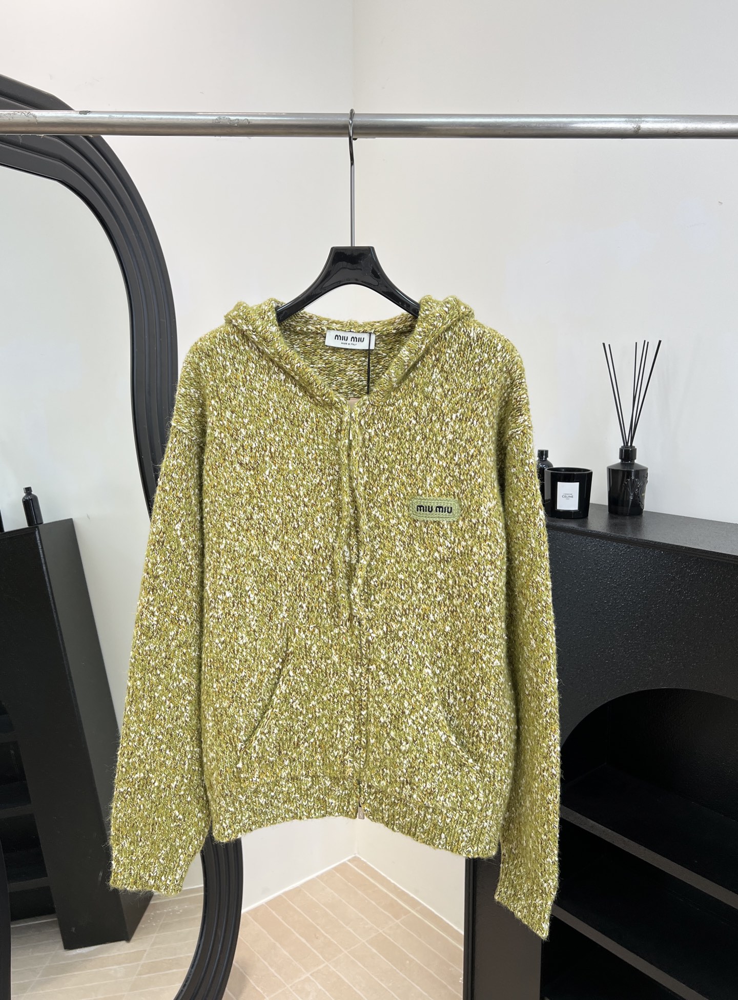 NO:626752,Miu Miu autumn and winter new style thick floral hooded zipper sweater, soft knitted fabric embellished with white yarn, embroidered logo of the same color on the chest, ribbed cuffs and hem, casual fit Size S M L,,miumiu,sweaters,hats,alexander wang19860909Miu Miu 秋冬新款 粗花连帽拉链毛衣、柔软针织面料点缀白色纱线、胸前有同色系刺绣徽标、袖口和下摆罗纹收口、休闲版型 码数S M L,,miumiu,sweaters,hats,alexander wang,Women's clothing