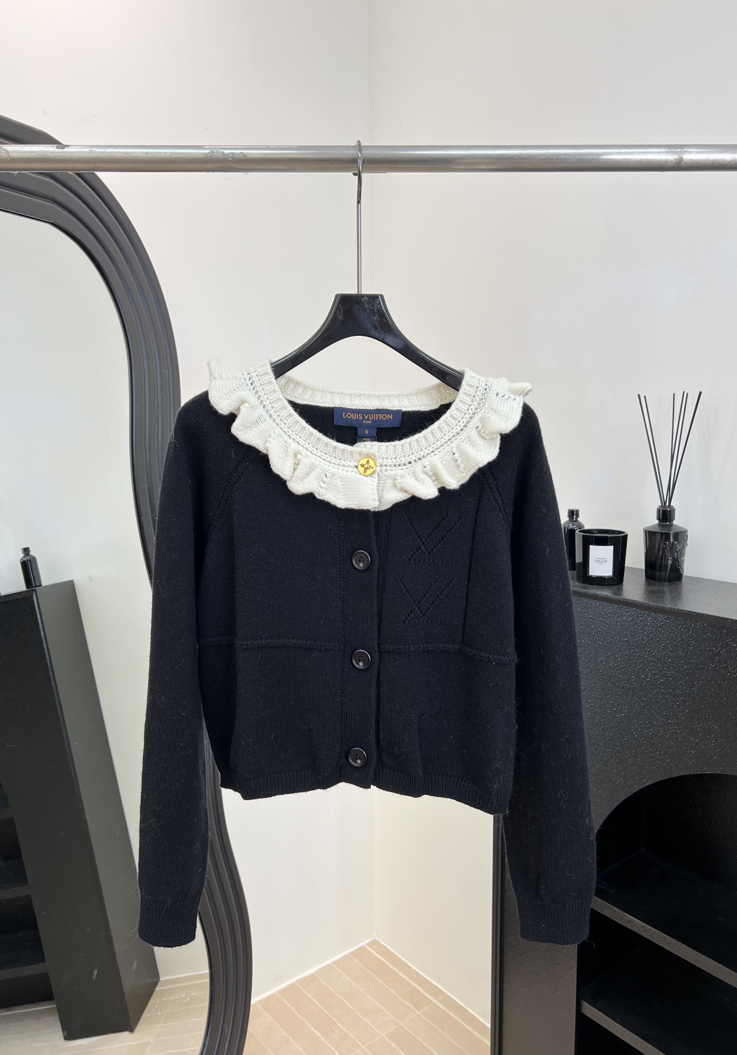 NO:626806,LouisVuitton Louis' new autumn and winter color block knitted cardigan, cream white ruffled large lapel with gold LV logo embellishment, ribbed cuffs and hem, soft and comfortable fabric, casual fit, size S M L,,louis vuitton,louis vuitton,louis vuitton,alexander wang19860909LouisVuitton 路易 秋冬新款 拼色针织开衫、奶油白荷叶边大翻领金色LV logo点缀、袖口和下摆罗纹收口、面料柔软舒适、休闲版型 码数S M L,,louis vuitton,louis vuitton,louis vuitton,alexander wang,Women's clothing