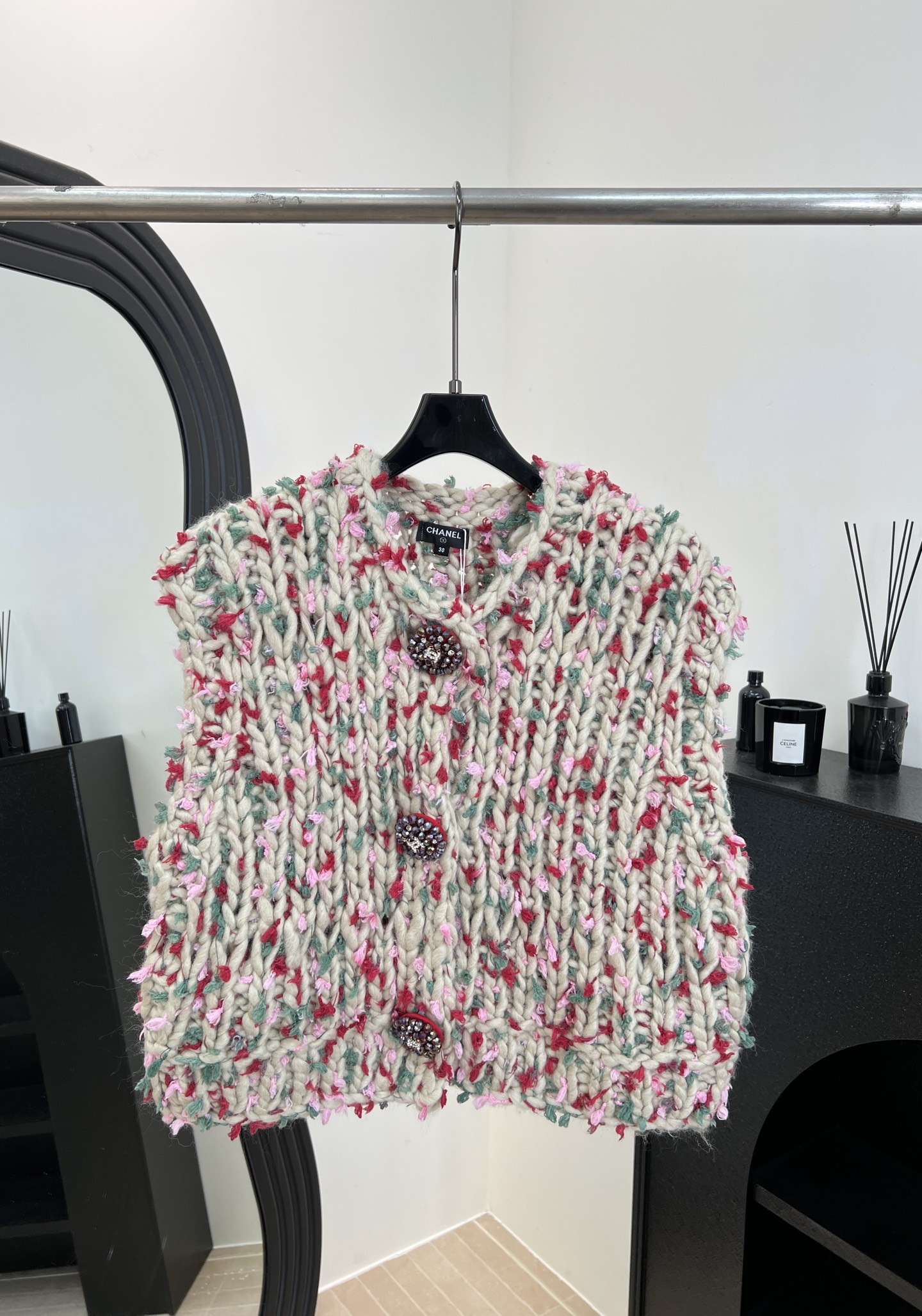 NO:626798,ChaneI's new autumn and winter style, hand-crocheted colorful fur ball vest, crocheted with thick needles, thick and warm, embellished with pink, green and blue fur balls, two large flower-shaped crystal buttons on the chest, casual fit, size S M L,,chanel,alexander wang19860909ChaneI 秋冬新款 手工钩织彩色毛球马甲、采用粗棒针钩织厚实又保暖、点缀粉绿蓝毛球、胸前两颗大花形水晶纽扣、休闲版型 码数S M L,,chanel,alexander wang,Women's clothing