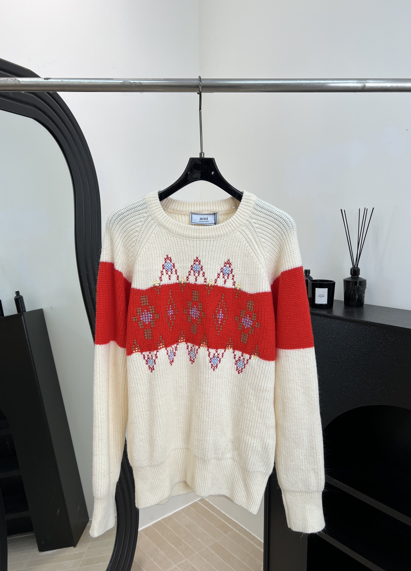 NO:626782,Ami's new autumn and winter diamond jacquard sweater, classic Fair Isle style, main body in beige, large area of ​​red diamond jacquard on the chest, embellished with snowflakes and geometric patterns, casual fit, size S M L,,sweaters,alexander wang19860909Ami 秋冬新款 菱形提花毛衣、经典费尔岛风格、主体浅驼色、胸前大面积红色菱形提花、点缀雪花和几何图案、休闲版型 码数S M L,,sweaters,alexander wang,Women's clothing
