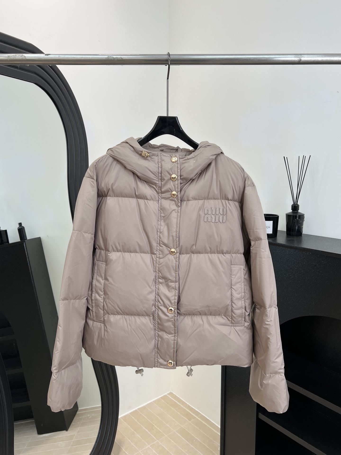 NO:626776,Comes with dust bag Miu Miu new autumn and winter letter hooded short down jacket, brand embroidery on the chest, 90 goose down filling, adjustable cuffs and hem drawstrings, casual fit Size S M L,,miumiu,down jacket,hats,alexander wang19860909配防尘袋 Miu Miu 秋冬新款 字母连帽短款羽绒服、胸前有品牌刺绣、90鹅绒填充、袖口和下摆抽绳可调节、休闲版型 码数S M L,,miumiu,down jacket,hats,alexander wang,Women's clothing