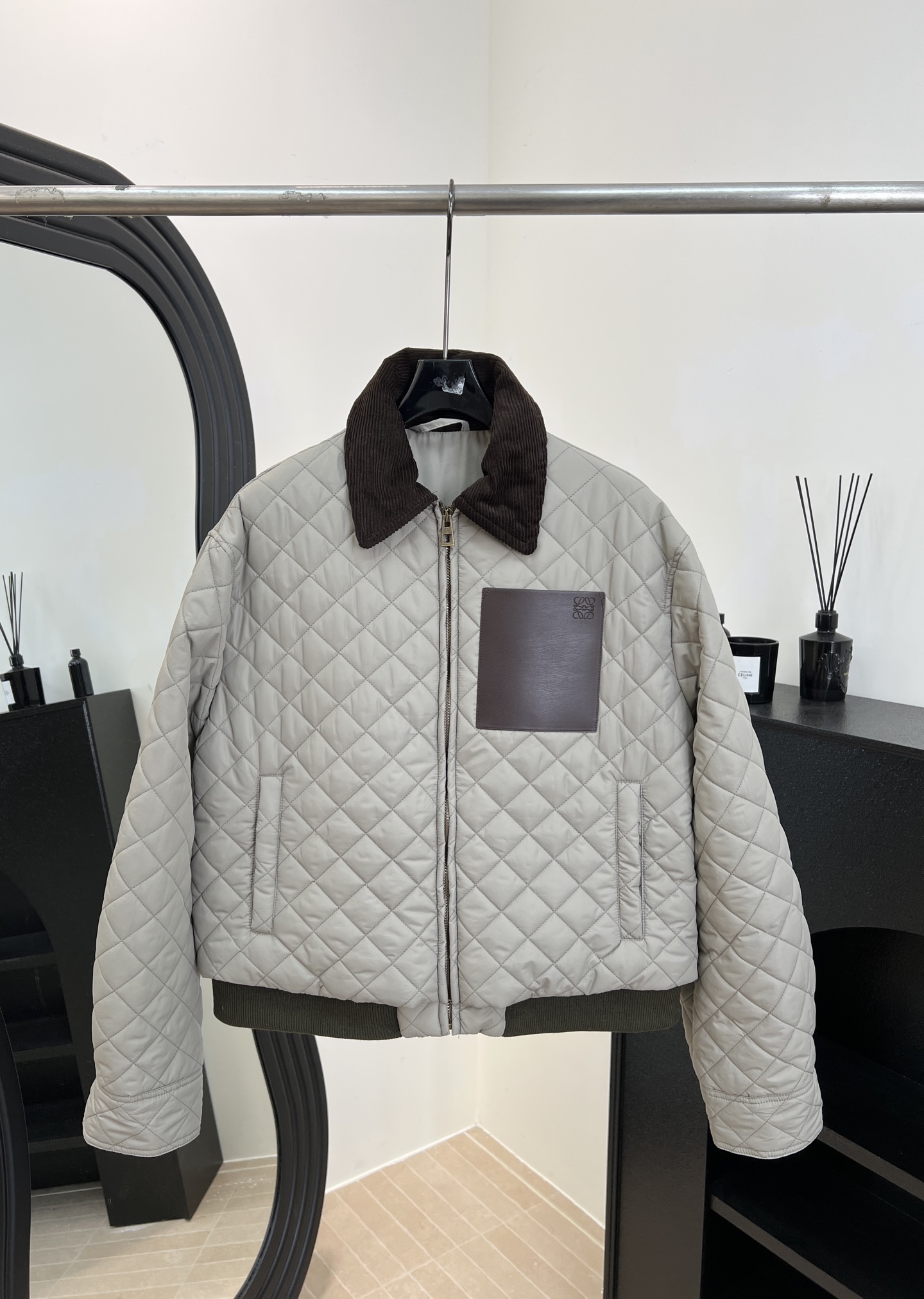 NO:626770,Loewe's new autumn and winter style diamond quilted cotton jacket, light gray nylon fabric + dark brown corduroy lapel, leather patch pocket on the chest with Anagram logo, casual fit, size S M L,,loewe,jackets & coats,alexander wang19860909Loewe 秋冬新款 菱格绗缝棉服外套、浅灰尼龙面料+深棕灯芯绒翻领、胸前皮质贴袋印有Anagram标志、休闲版型 码数S M L,,loewe,jackets & coats,alexander wang,Women's clothing