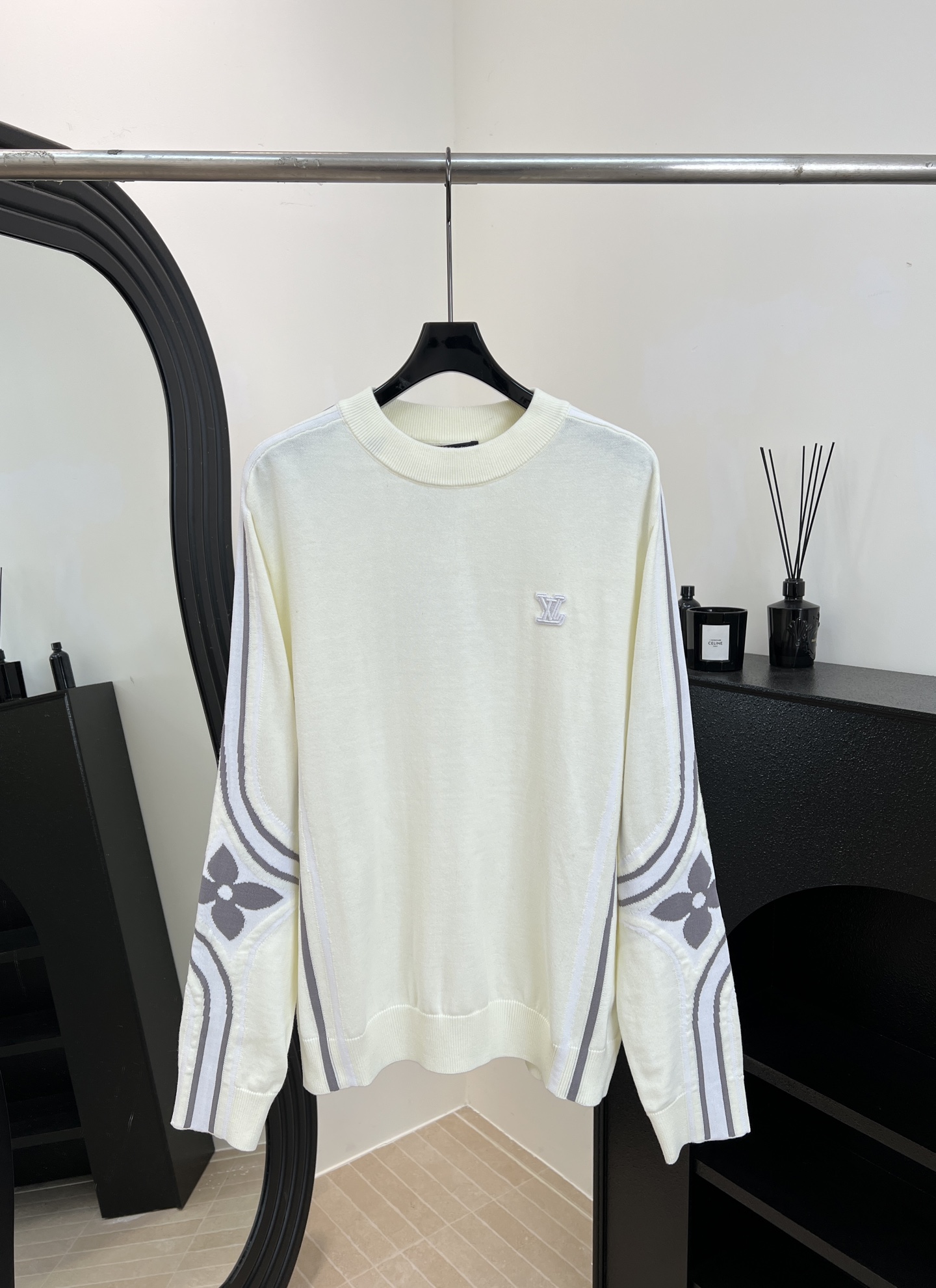 NO:626733,LouisVuitton Louis' new autumn and winter Monogram floral sweater, dark gray Monogram floral embroidery on the sleeves and hem, LV logo embellishment on the chest, casual fit, size S M L,,louis vuitton,louis vuitton,louis vuitton,alexander wang19860909LouisVuitton 路易 秋冬新款 Monogram花卉针织衫、袖子和下摆有深灰Monogram花卉刺绣、胸前LV标识点缀、休闲版型 码数S M L,,louis vuitton,louis vuitton,louis vuitton,alexander wang,Women's clothing