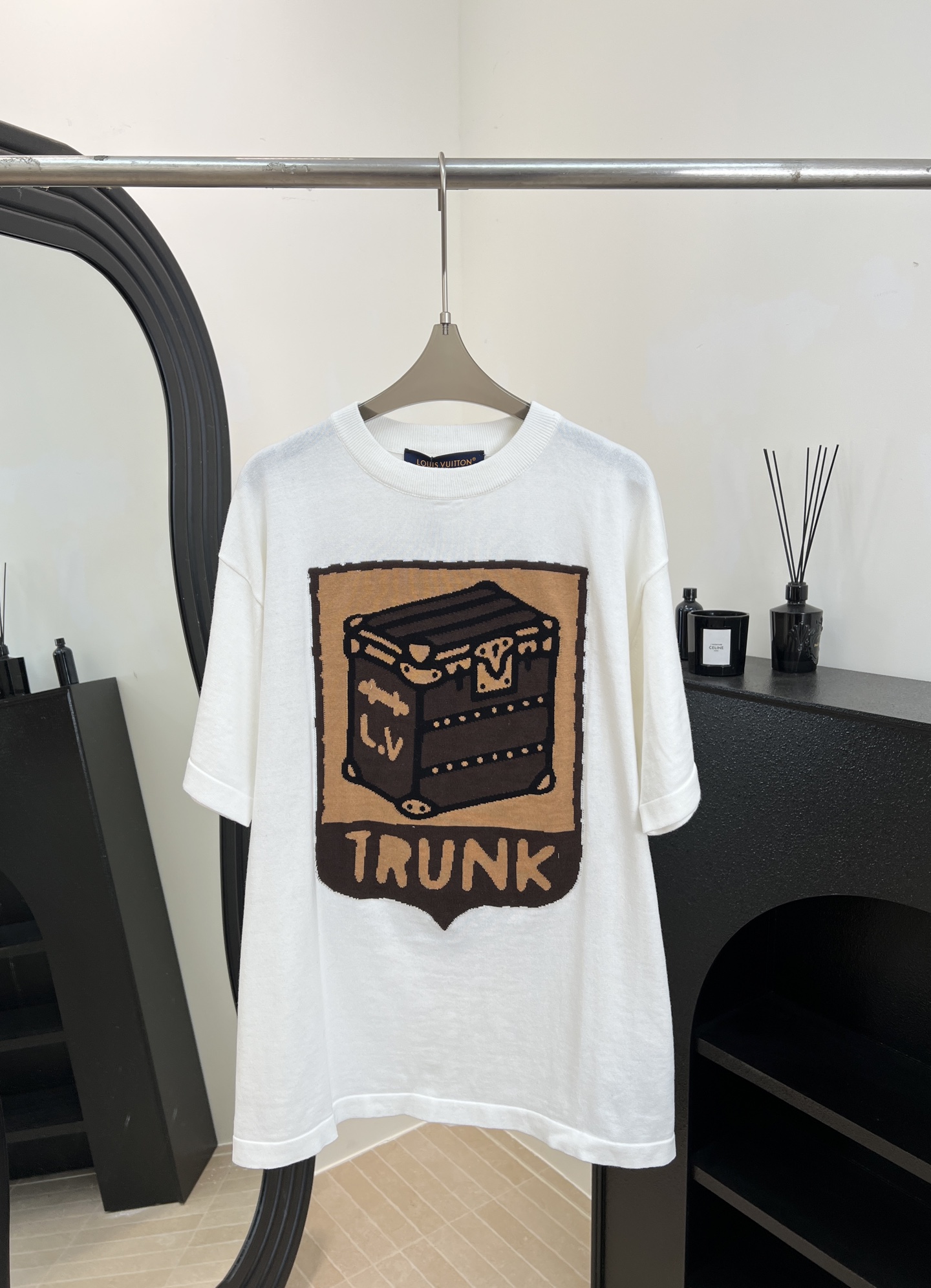 NO:626765,LouisVuitton Louis' new autumn and winter Trunk printed short-sleeved T-shirt, made of soft densely woven cotton, printed with a classic suitcase pattern and the word 'TRUNK', can be worn with jeans or casual pants, casual version size S M L19860909LouisVuitton 路易 秋冬新款 Trunk印花短袖T恤、采用柔软密织棉布、印有经典旅行箱图案和“TRUNK”字样、配牛仔裤或休闲裤都可以、休闲版型 码数S M L XL,,louis vuitton,louis vuitton,jeans,T-shirt,tees，t-shirt,alexander wang,Women's clothing