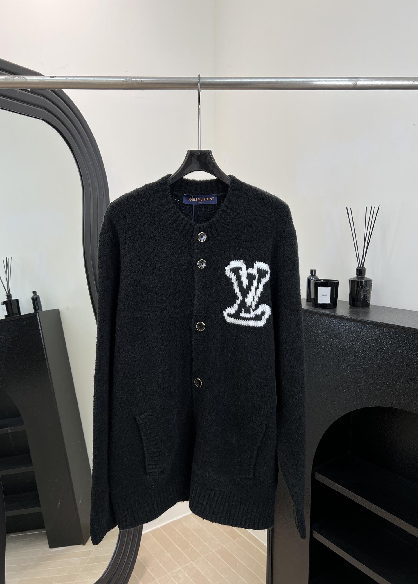 NO:626760,LouisVuitton Louis' new autumn and winter jacquard knitted cardigan, black base fabric with white three-dimensional jacquard, 82 sheep wool + 18 nylon, pearl buttons, casual fit, size S M L XL,, louis vuitton, louis vuitton, alexander wang19860909LouisVuitton 路易 秋冬新款 提花针织开衫、黑色底布配白色立体提花、82绵羊毛+18锦纶、珠光纽扣、休闲版型 码数S M L XL,,louis vuitton,louis vuitton,alexander wang,Women's clothing