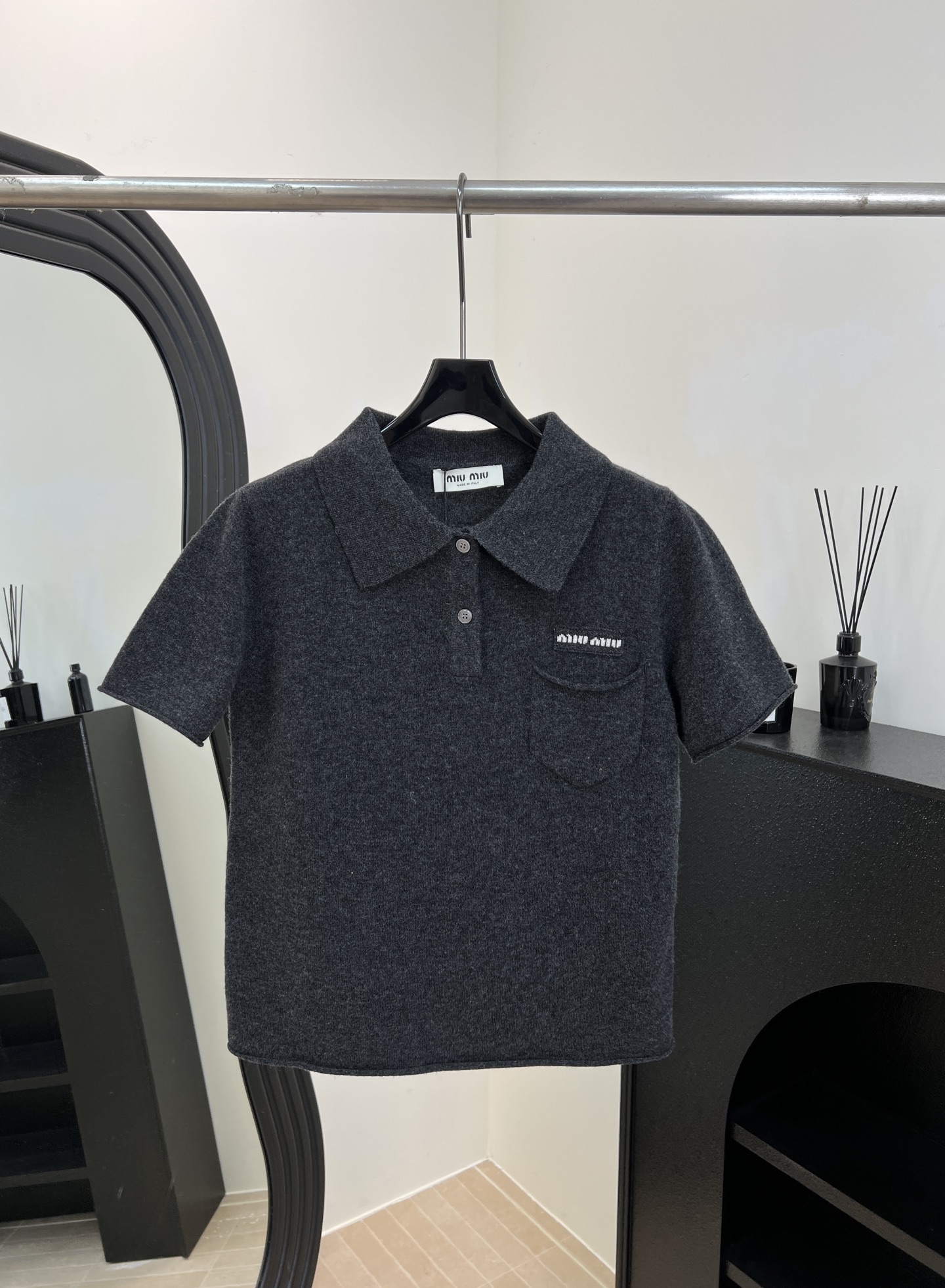 NO:626738,Miu Miu new autumn and winter knitted gray Polo shirt, made of high-quality cotton fabric, soft and comfortable to the touch, simple design + small chest pocket, brand embroidery embellishment, casual fit, size S M L,,miumiu,alexander wang19860909Miu Miu 秋冬新款 针织灰色Polo衫、采用高品质棉质面料、触感柔软舒适、简约设计+胸前小口袋、品牌刺绣点缀、休闲版型 码数S M L,,miumiu,alexander wang,Women's clothing