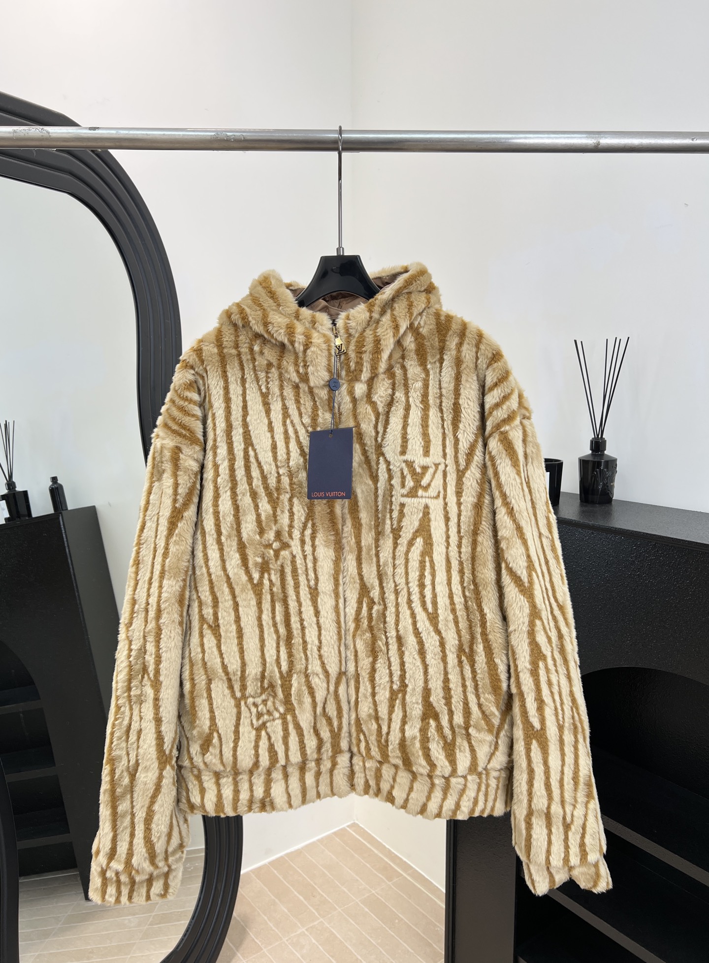 NO:626755,LouisVuitton Louis' new autumn and winter SKI series environmentally friendly fur jacket, amber gilt color + looming Monogram presbyopia, casual version, same style for men and women, size S M L XL,, louis vuitton, louis vuitton, jackets & coats, alexander wang19860909LouisVuitton 路易 秋冬新款 SKI 系列环保皮草夹克、琥珀鎏金配色＋若隐若现Monogram老花、休闲版型、男女同款 码数S M L XL,,louis vuitton,louis vuitton,jackets & coats,alexander wang,Women's clothing
