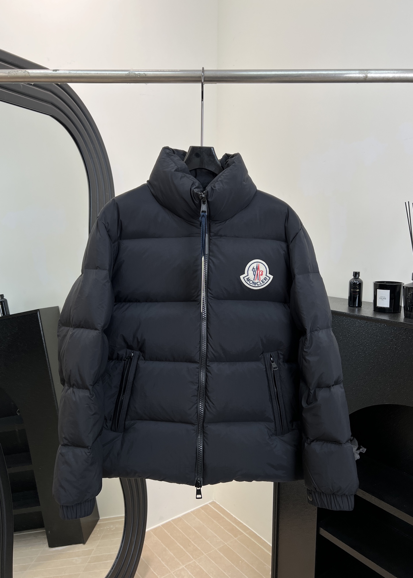 NO:626748,Comes with dust bag, Moncler muzzle, new autumn and winter model, black stand-up collar down jacket, matte nylon fabric, 90% goose down filling, stand-up collar with large logo embroidery, bakery style, casual style, size S M L XL XXL XXXL,,Moncler,down jacket,alexander wang19860909配防尘袋 Moncler 蒙口 秋冬新款 黑色立领羽绒服、哑光尼龙面料、填充90鹅绒、立领大Logo刺绣、面包服版型、休闲版型 码数S M L XL XXL XXXL,,Moncler,down jacket,alexander wang,Women's clothing