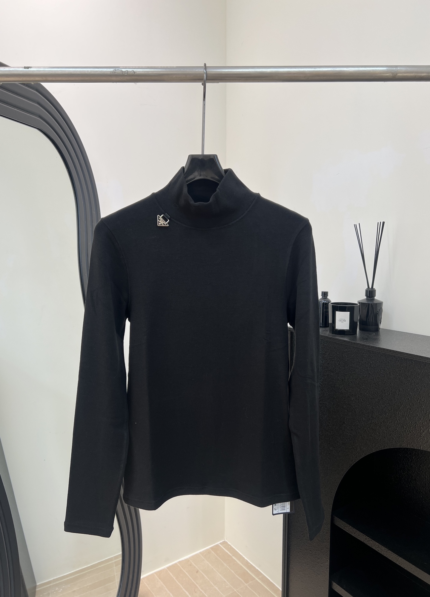 NO:626743,Prada's new autumn and winter black turtleneck cashmere bottoming sweater, made of light cashmere knitted material, slim fit design to show off your body curve, metal pendant on the neckline, casual fit, size S M L,, prada, alexander wang19860909Prada 秋冬新款 黑色高领羊绒打底衫、采用轻薄羊绒针织材质、修身设计超显身材曲线、领口有金属吊坠、休闲版型 码数S M L,,prada,alexander wang,Women's clothing