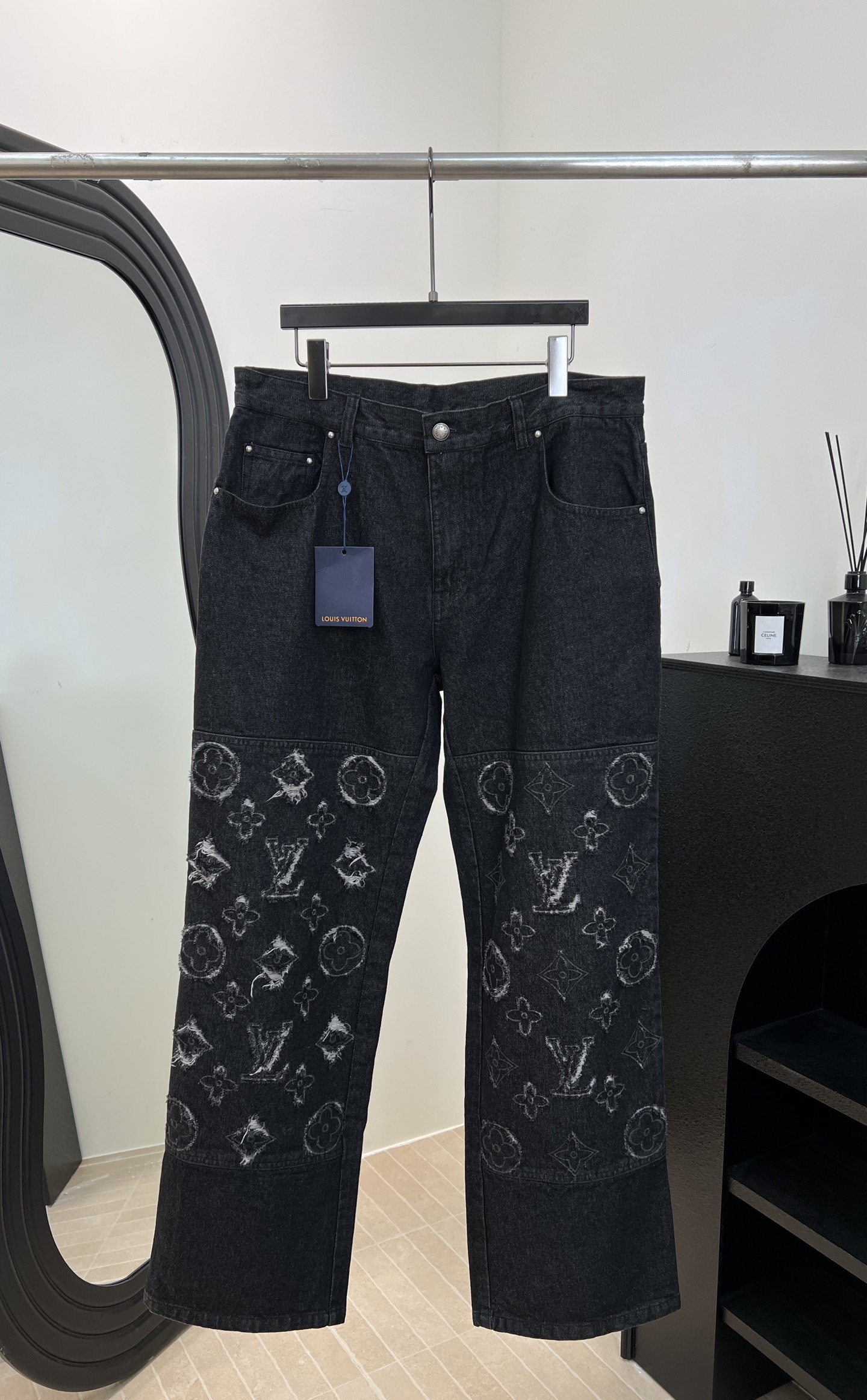 NO:654241,Men's LouisVuitton Louis early spring new style washed denim casual trousers, Monogram cut-effect pattern on the front and back, classic brand presbyopia logo, black and gray wash to increase the casual effect, spliced ​​panel design, metal distressed lettering buttons, straight version, no choice of people, size S M L XL,, louis vuitton, louis vuitton, alexander wang19860909男款LouisVuitton 路易 早春新款 洗水牛仔休闲长裤、前后Monogram剪花效果图案、经典品牌老花logo、黑灰色洗水增加休闲效果、拼接裁片设计、金属做旧刻字纽扣、直筒版型 不挑人穿 码数S M L XL,,louis vuitton,louis vuitton,alexander wang,Women's clothing
