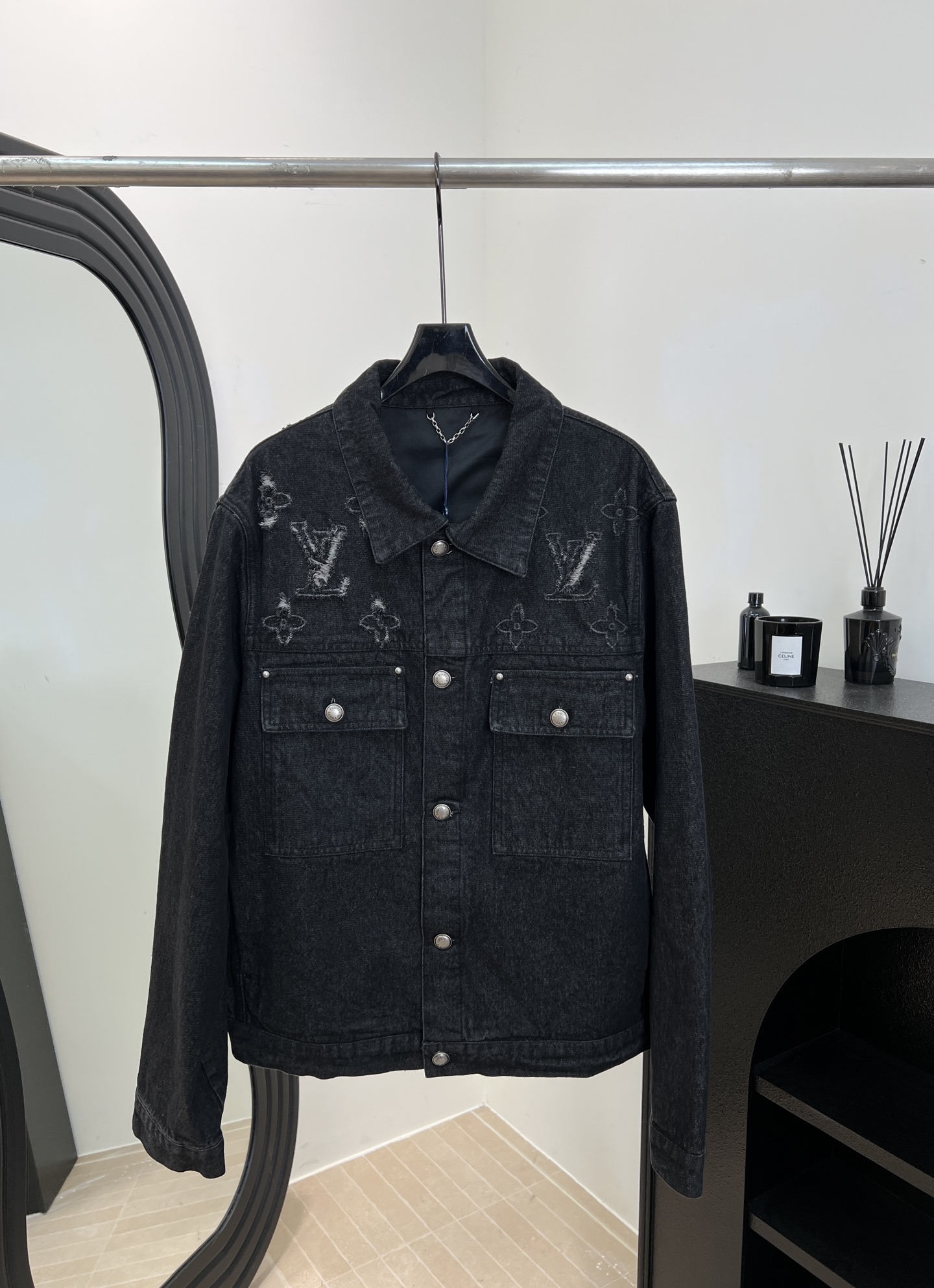 NO:654237,LouisVuitton Louis' new style for early spring, washed denim casual long-sleeved jacket, Monogram cut-effect pattern on the front and back shoulders, classic brand presbyopia logo, black and gray wash to increase the casual effect, metal distressed lettering button placket, front chest flap patch pocket, classic tailoring, suitable for both men and women, size S M L XL,, louis vuitton, louis vuitton, jackets & coats, alexander wang19860909LouisVuitton 路易 早春新款 洗水牛仔休闲长袖外套、前后肩膀处Monogram剪花效果图案、经典品牌老花logo、黑灰色洗水增加休闲效果、金属做旧刻字纽扣开合门襟、前胸翻盖贴布口袋、经典版型剪裁 不挑人穿、男女同款 码数S M L XL,,louis vuitton,louis vuitton,jackets & coats,alexander wang,Women's clothing