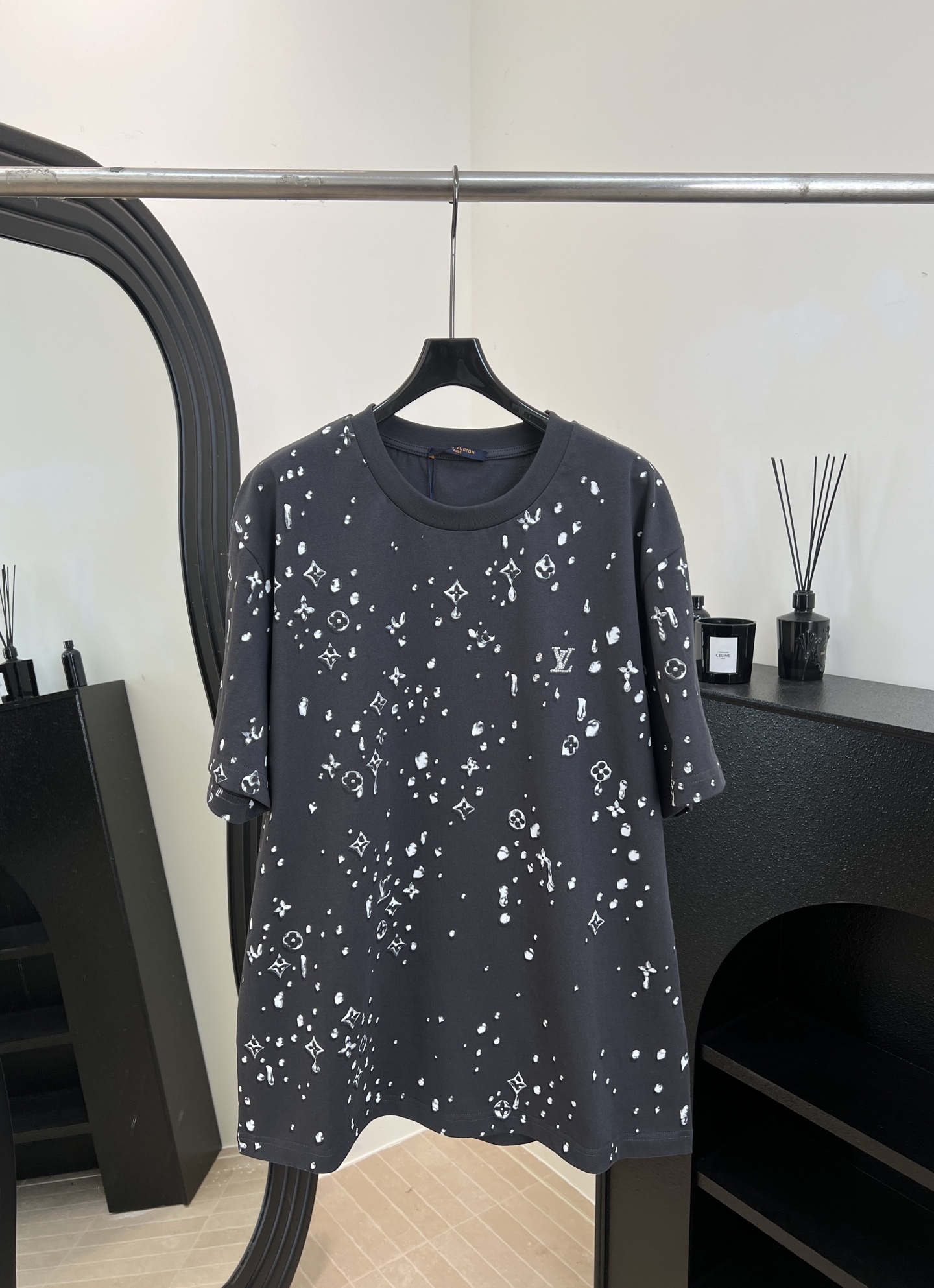 NO:654233,LouisVuitton Louis spring and summer new style round neck knitted short-sleeved T-shirt, three-dimensional effect Monogram water drop pattern, fine cotton knitted fabric, Monogram logo turns into smart raindrops, rhinestones on the chest form the brand logo ribbed collar details, full-width logo printing, straight cut, loose fit, same size for men and women, size S M L XL,, louis vuitton, louis vuitton, T-shirt, tees, t-shirt, alexander  wang19860909LouisVuitton 路易 春夏新款 圆领针织短袖T恤、立体效果Monogram 水滴图案、精细棉质针织面料、Monogram 标识化作灵动雨滴、前胸烫钻构成品牌标识罗纹衣领细节、全幅标识印花、直筒版型剪裁、宽松版型、男女同款 码数S M L XL,,louis vuitton,louis vuitton,T-shirt,tees，t-shirt,alexander wang,Women's clothing