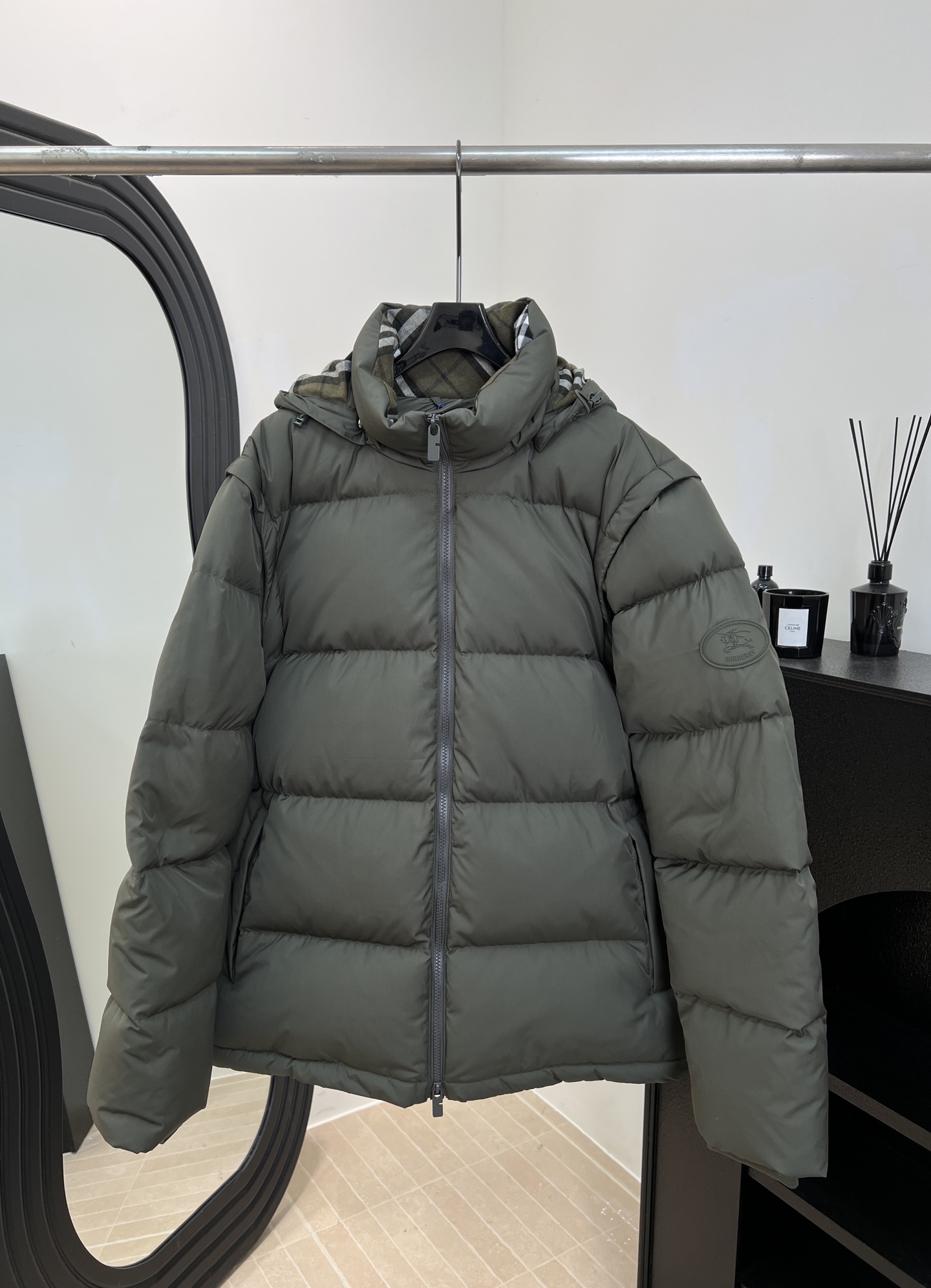 NO:654249,Comes with dust bag. Men's Burberry autumn and winter new model. Classic stand-up collar plaid down jacket, outer matte ripstop nylon fabric, goose down filling, detachable hood and sleeves, switch styles at will, casual fit. Size S M L XL,,burberry,down jacket,hats,alexander wang19860909配防尘袋 男款Burberry 秋冬新款 经典立领格纹羽绒服、外层哑光防撕裂尼龙面料、鹅绒填充、帽子和袖子可拆卸、随心切换穿搭风格、休闲版型 码数S M L XL,,burberry,down jacket,hats,alexander wang,Women's clothing