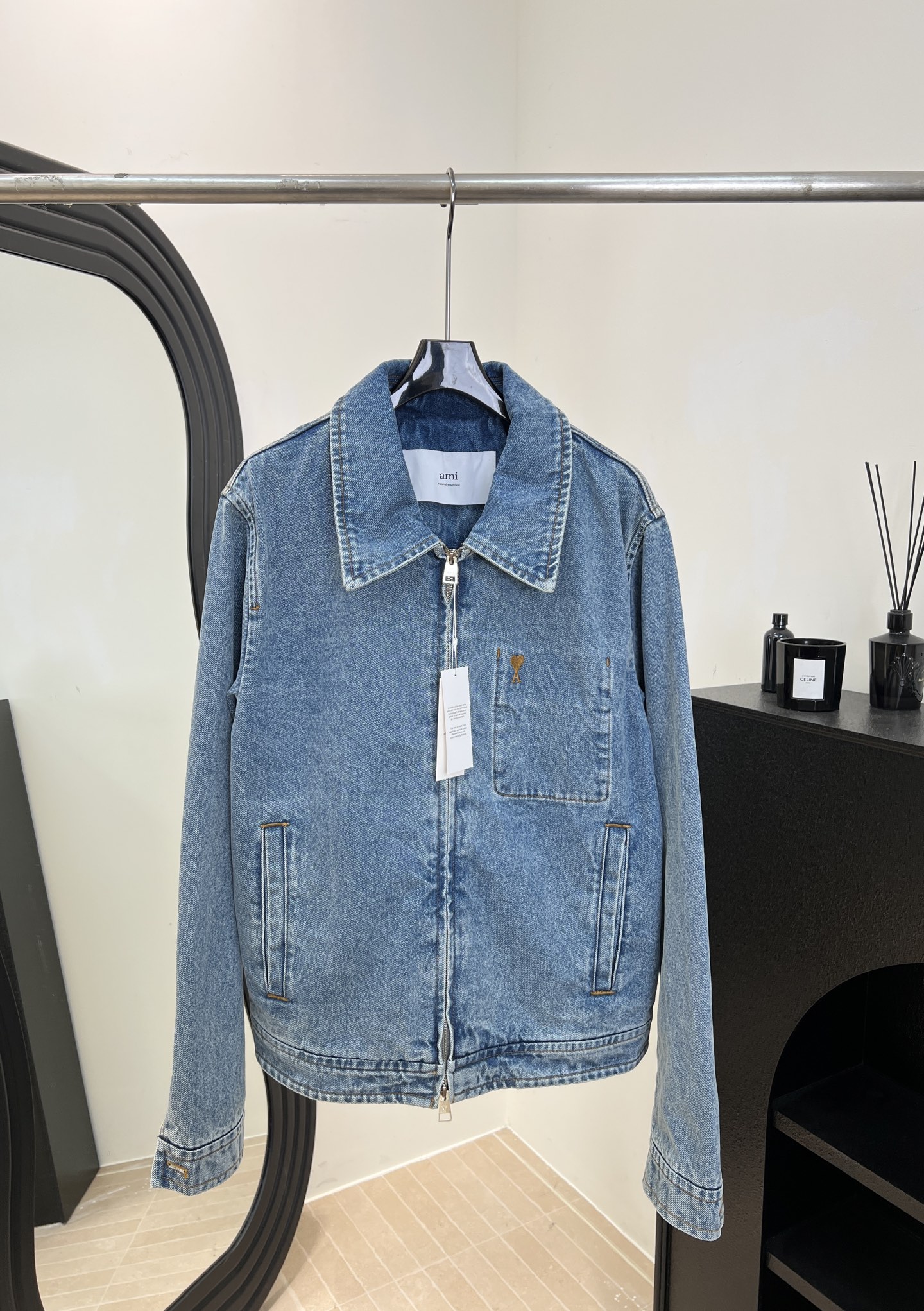 NO:654232,Ami's new early spring vintage washed denim jacket, made of classic light blue denim fabric, old-fashioned craftsmanship brings a natural worn feel, lapel zipper design, casual fit, same size for men and women, size S M L XL,, jackets & coats, alexander wang19860909Ami 早春新款 复古水洗牛仔夹克、采用经典浅蓝丹宁面料、做旧日工艺带来自然磨旧感、翻领拉链设计、休闲版型、男女同款 码数S M L XL,,jackets & coats,alexander wang,Women's clothing