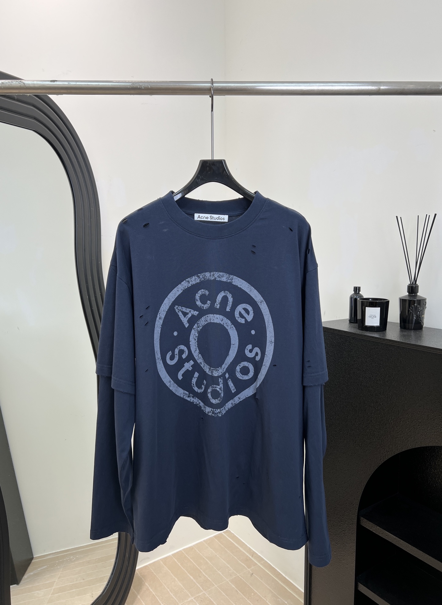 NO:654228,Acne Studios early spring new model, ripped long-sleeved T-shirt, soft cotton fabric, blurred logo on the chest, hole design brings a street feel, fake two-piece layering effect, simple and layered, casual fit, size S M L,,acne studios,dior,tees,t-shirt,alexander wang19860909Acne Studios 早春新款 破洞长袖T恤、棉质面料柔软、胸前模糊Logo、破洞设计自带街头感、假两件叠穿效果、简约又有层次感、休闲版型 码数S M L,,acne studios,dior,tees，t-shirt,alexander wang,Women's clothing