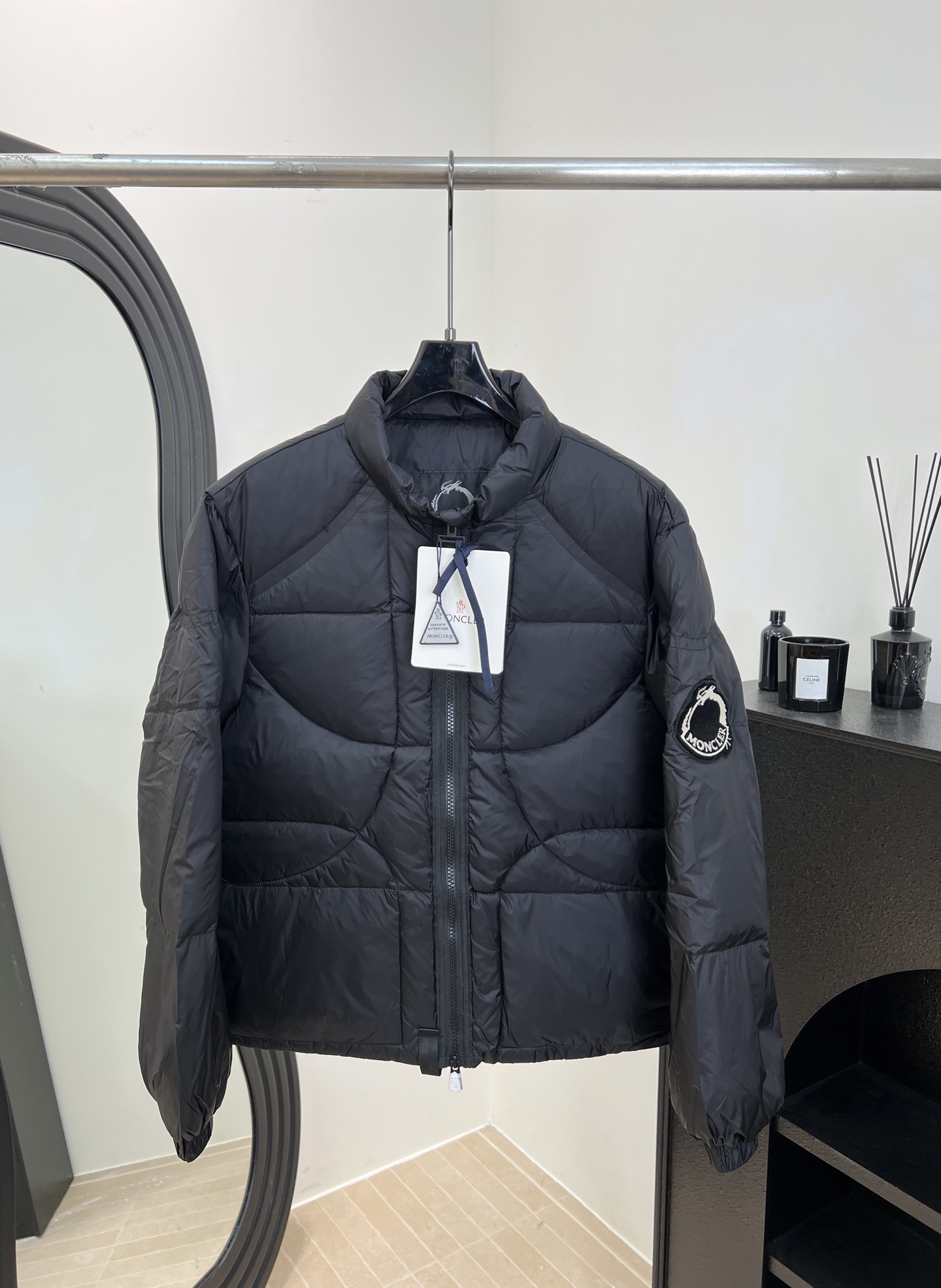 NO:654224,Equipped with dust bag, Moncler's new fall and winter model, limited edition stand-collar down jacket, shield texture quilting design, 90% goose down filling, limited Year of the Dragon badge on the cuffs, casual fit, size S M L,, down jacket, alexander wang19860909配防尘袋 Moncler 秋冬新款 限定款立领羽绒服、盾牌纹理绗缝设计、采用90鹅绒填充、袖口有龙年限定徽章、休闲版型 码数S M L,,down jacket,alexander wang,Women's clothing