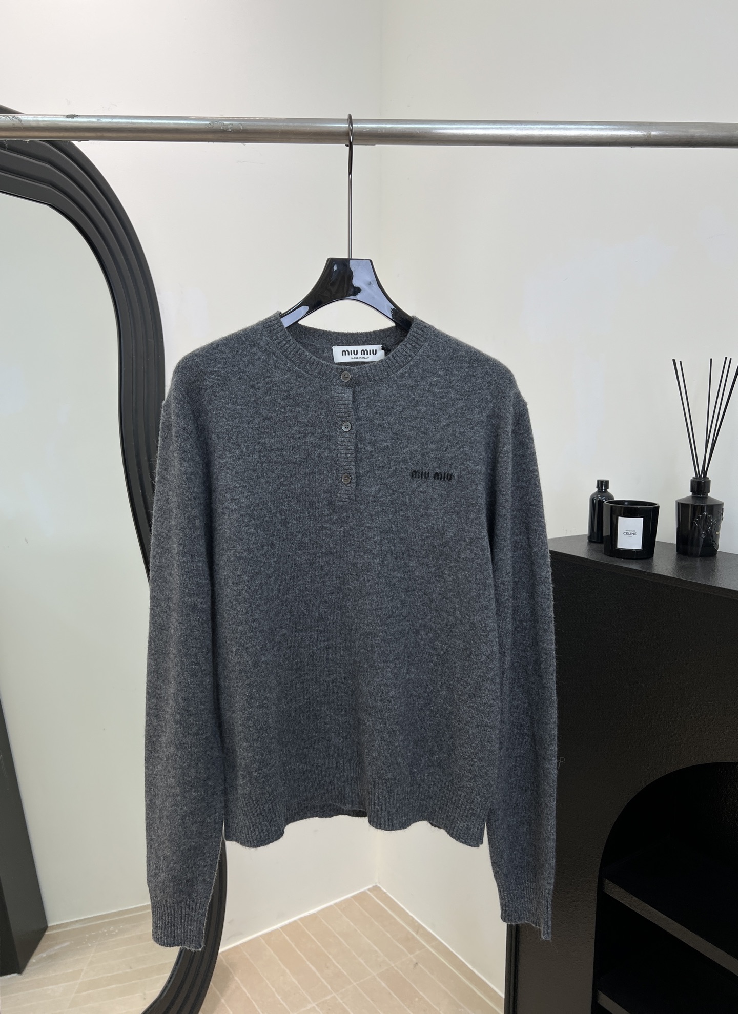 NO:654219,Miu Miu new autumn and winter gray wool knitted cardigan, made of wool blended fabric, soft and warm, half-button Henley collar design, simple and detailed, brand embroidery on the chest, casual fit, size S M L,,miumiu,alexander wang19860909Miu Miu 秋冬新款 灰色羊毛针织开衫,采用羊毛混纺面料、柔软又保暖、半纽扣亨利领设计、简约又有细节感、胸前品牌刺绣、休闲版型 码数S M L,,miumiu,alexander wang,Women's clothing