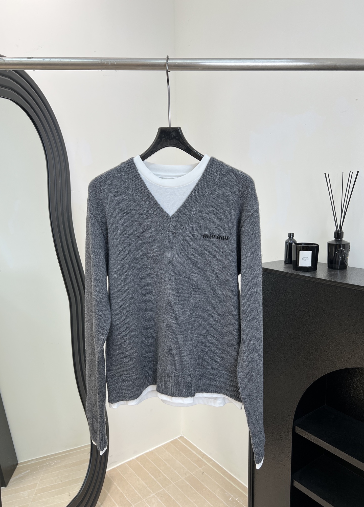 NO:654215,Miu Miu new autumn and winter style fake two-piece V-neck sweater, gray wool blend material, soft and warm, gray V-neck on the outside + white crew neck on the inside, full layering, small letter embroidery on the chest is very recognizable, casual fit, size S M L,,miumiu,sweaters,alexander wang19860909Miu Miu 秋冬新款 假两件V领毛衣、灰色羊毛混纺材质、柔软亲肤又保暖、外层灰色V领+内搭白色圆领、叠穿层次感满满、胸前小字母刺绣超有辨识度、休闲版型 码数S M L,,miumiu,sweaters,alexander wang,Women's clothing