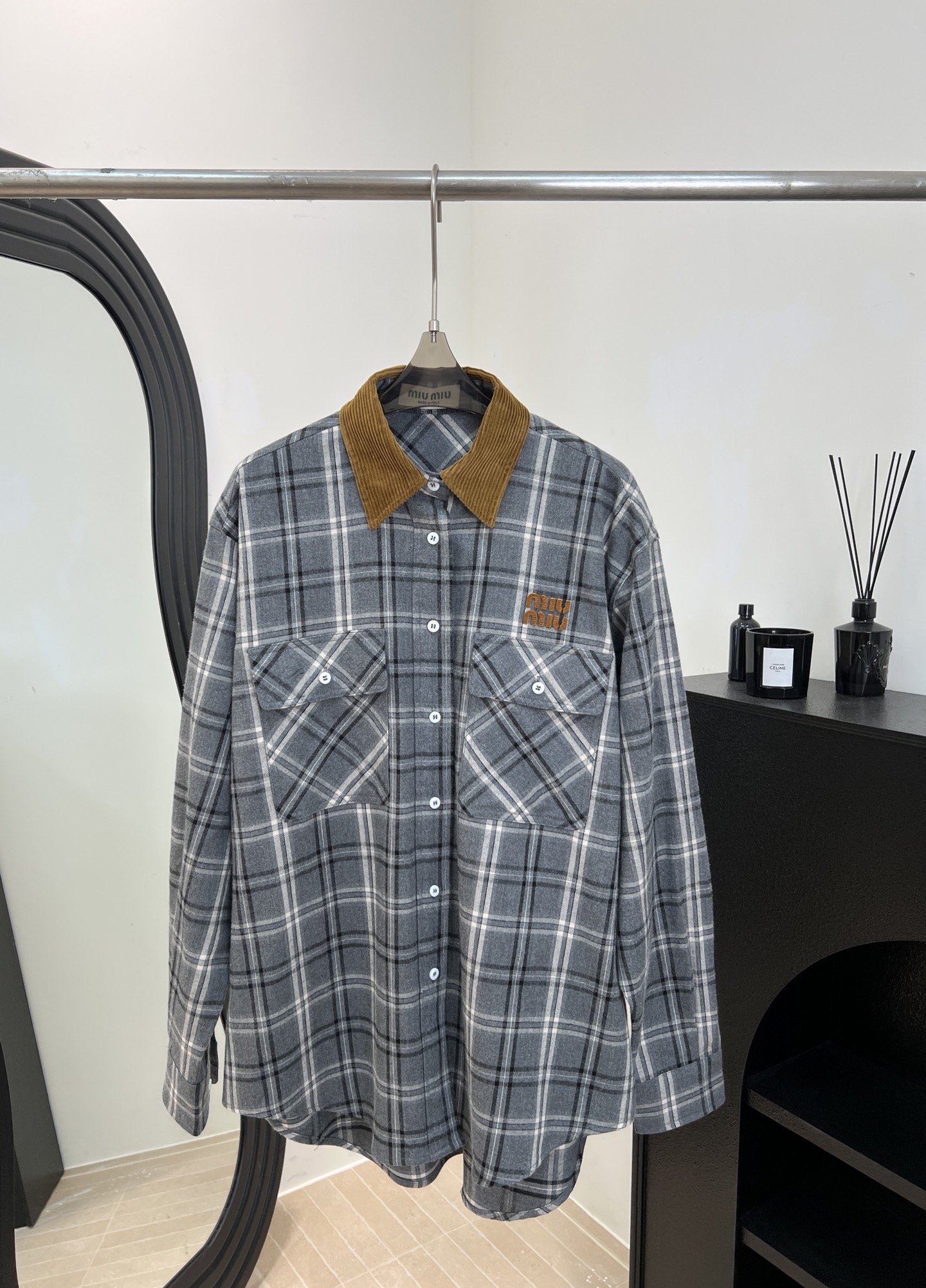 NO:654211,Miu Miu new autumn and winter plaid corduroy shirt, made of flannel material, full of retro feel, classic plaid + waist design, lapel and chest pocket details give a sense of layering, casual fit, size S M L,,miumiu,shirts,alexander wang19860909Miu Miu 秋冬新款 格纹灯芯绒衬衫、采用法兰绒材质、复古感满满、经典格纹+束腰设计、翻领和胸前口袋细节让层次感、休闲版型 码数S M L,,miumiu,shirts,alexander wang,Women's clothing