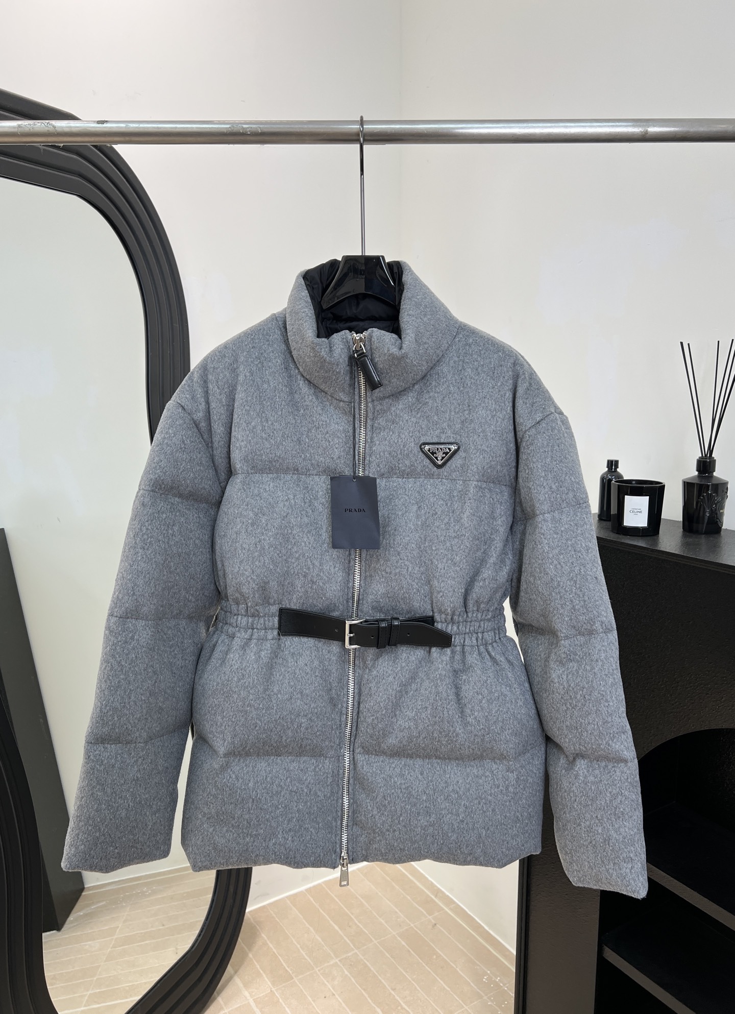 NO:654207,Comes with dust bag. Prada's new autumn and winter woolen belted down jacket, made of high-end gray tones, classic triangle logo, highly recognizable, waist belt design, body-modifying, casual fit, size S M L,, prada, down jacket, alexander wang19860909配防尘袋 Prada 秋冬新款 羊毛呢束腰羽绒服、采用高级灰色调、经典三角标超有辨识度、腰部皮带设计、修饰身形、休闲版型 码数S M L,,prada,down jacket,alexander wang,Women's clothing