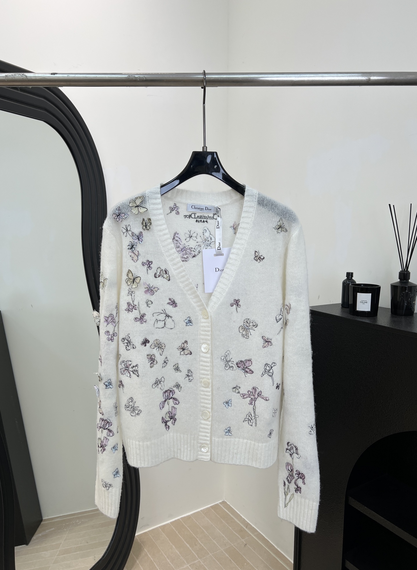 NO:654206,Dior's new autumn and winter cashmere knitted cardigan with butterfly embroidery, colorful three-dimensional butterfly embroidery, ribbed details on the cuffs and hem, lifelike butterflies, casual fit, size S M L,, dior, alexander wang19860909Dior 秋冬新款 蝴蝶刺绣羊绒针织开衫、彩色立体蝴蝶刺绣、袖口和下摆有罗纹细节、蝴蝶栩栩如生、休闲版型 码数S M L,,dior,alexander wang,Women's clothing