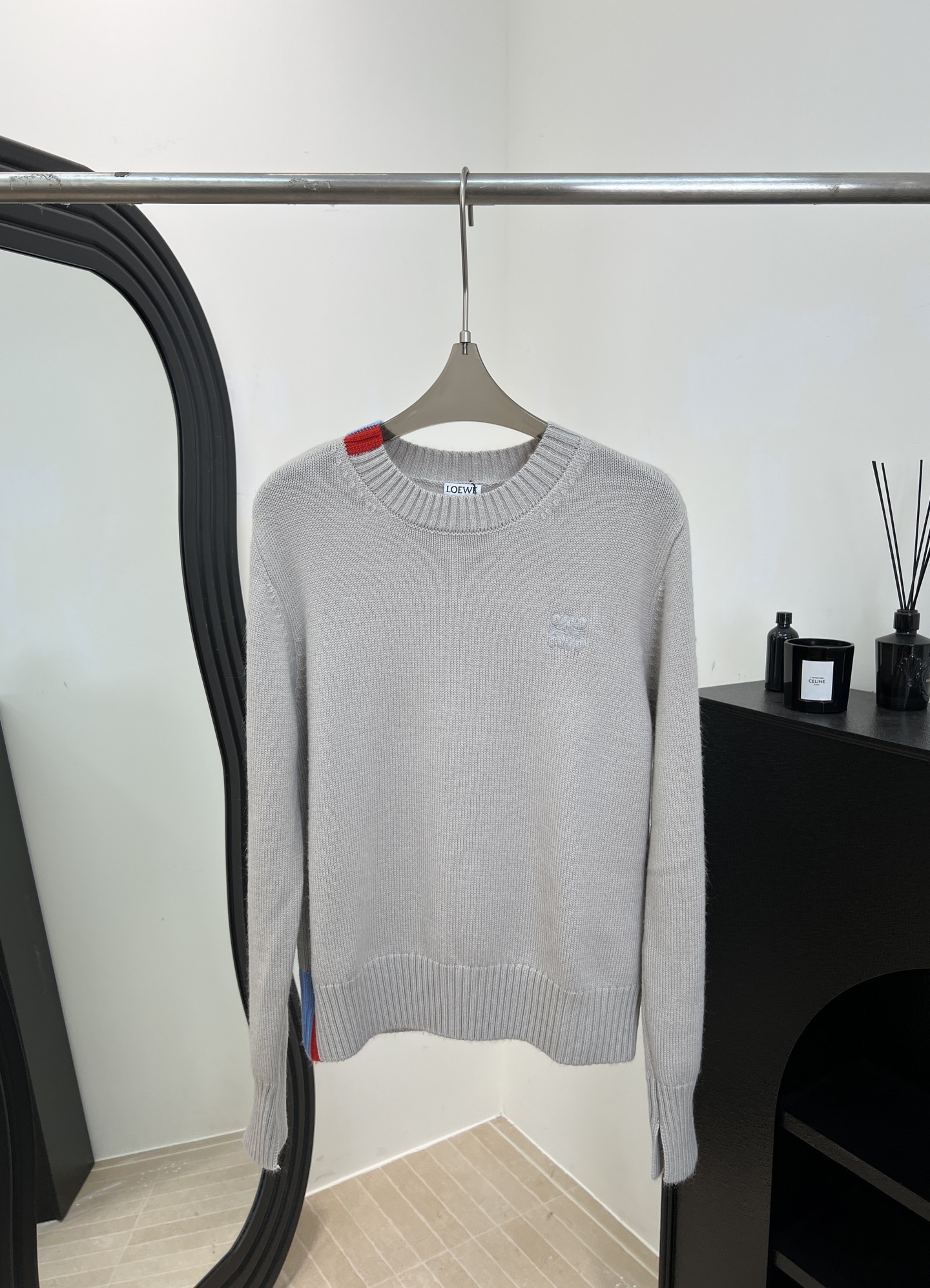 NO:654198,Loewe's new autumn and winter wool knitted sweater, made of wool blended fabric, is soft and warm. The neckline, hem and cuffs are full of details, and the back has a subtle design. Casual fit. Size S M L,,loewe,sweaters,alexander wang19860909Loewe 秋冬新款 羊毛针织毛衣、采用羊毛混纺面料、柔软又保暖 领口下摆和袖口细节满满、后背还有小心机设计、休闲版型 码数S M L,,loewe,sweaters,alexander wang,Women's clothing