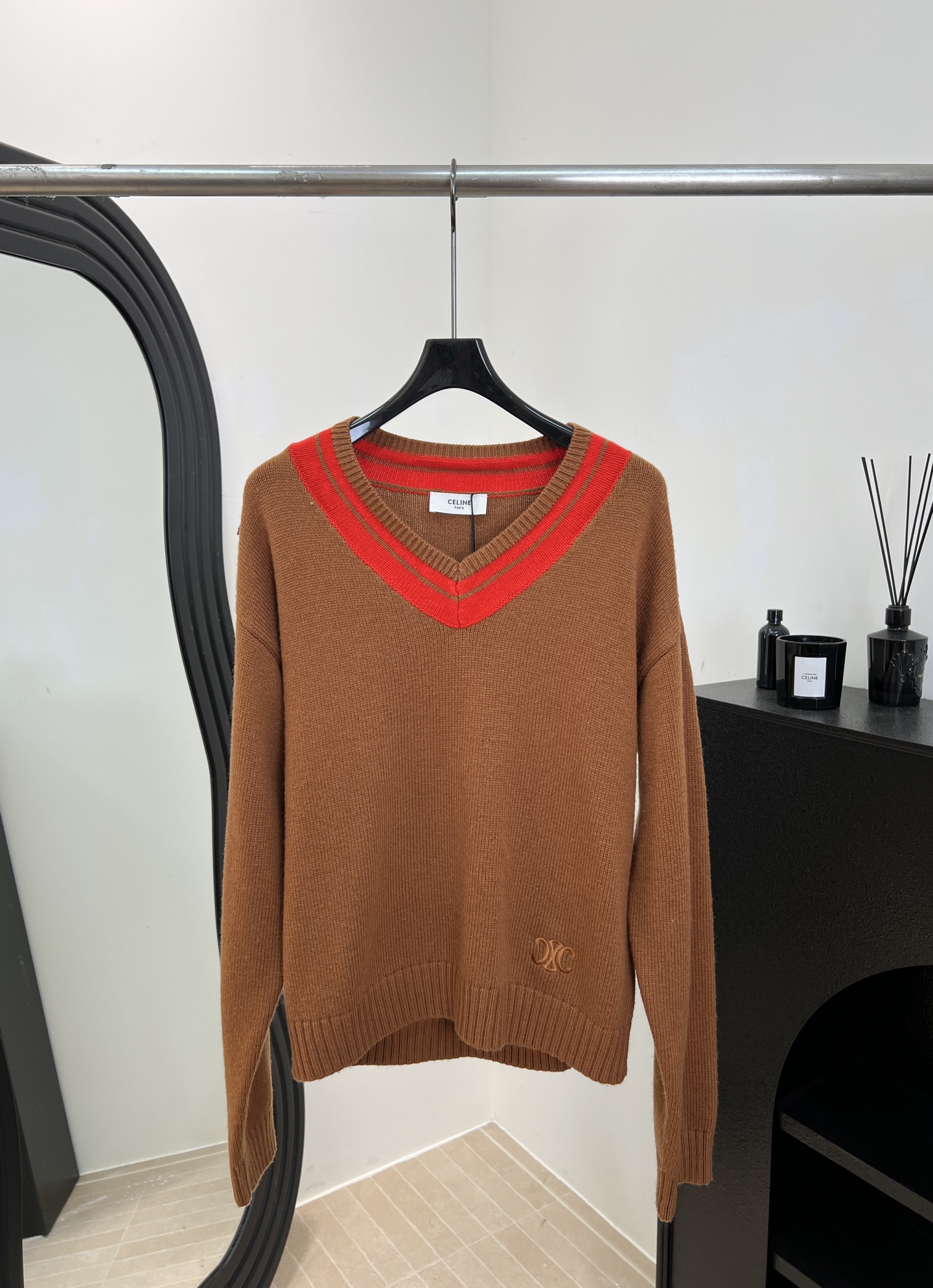 NO:654193,Celine's new autumn and winter contrast color V-neck knitted sweater, V-shaped neckline contrast design, CELINE logo embroidery on the chest, casual fit, size S M L,,celine,sweaters,alexander wang19860909Celine 秋冬新款 撞色V领针织毛衣、V型领口撞色设计、胸前CELINE标志刺绣、休闲版型 码数S M L,,celine,sweaters,alexander wang,Women's clothing