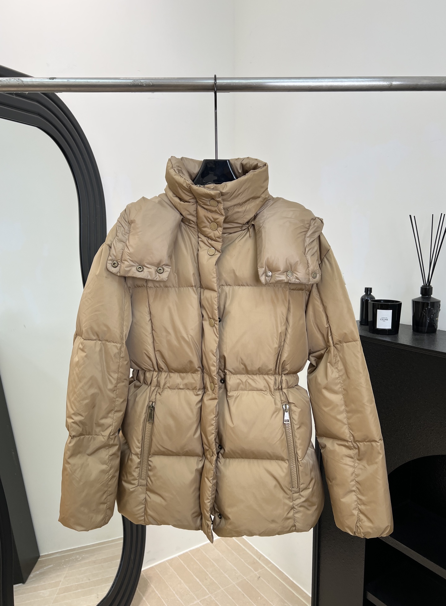 NO:654183,Comes with dust bag. Moncler's new fall and winter model. Small waisted stand-up collar hooded down jacket, satin nylon material, 90% duck down filling, waist cut to make you slim but not bloated, hourglass shape to show off your figure, casual fit. Size S M L,, down jacket, hats, alexander wang19860909配防尘袋 Moncler 秋冬新款 小蛮腰立领连帽羽绒服、缎面尼龙材质、90鸭绒填充、收腰剪裁显瘦不臃肿、沙漏版型超显身材、休闲版型 码数S M L,,down jacket,hats,alexander wang,Women's clothing