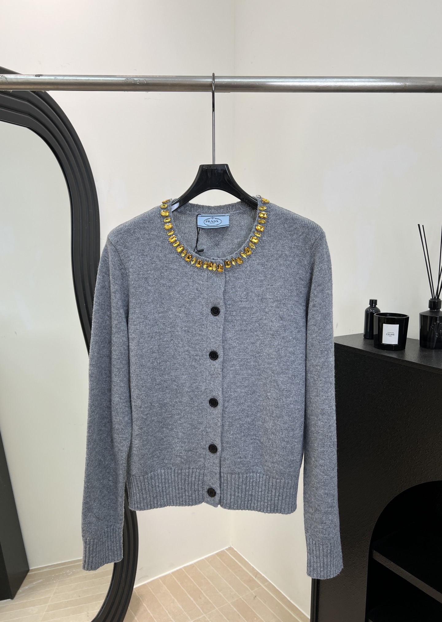 NO:654214,Prada's new fall and winter style wool perm crew neck sweater, made of selected gray wool fabric, light blue rhinestone embellished neckline, ribbed cuffs and hem, elastic version, crew neck, casual fit, size SML,, prada, sweaters, alexander wang19860909Prada 秋冬新款 羊毛烫钻圆领毛衣、甄选灰色羊毛面料制作、浅蓝色水钻点缀领口、罗纹袖口和下摆、弹力版型 圆领领口、休闲版型 码数SML,,prada,sweaters,alexander wang,Women's clothing