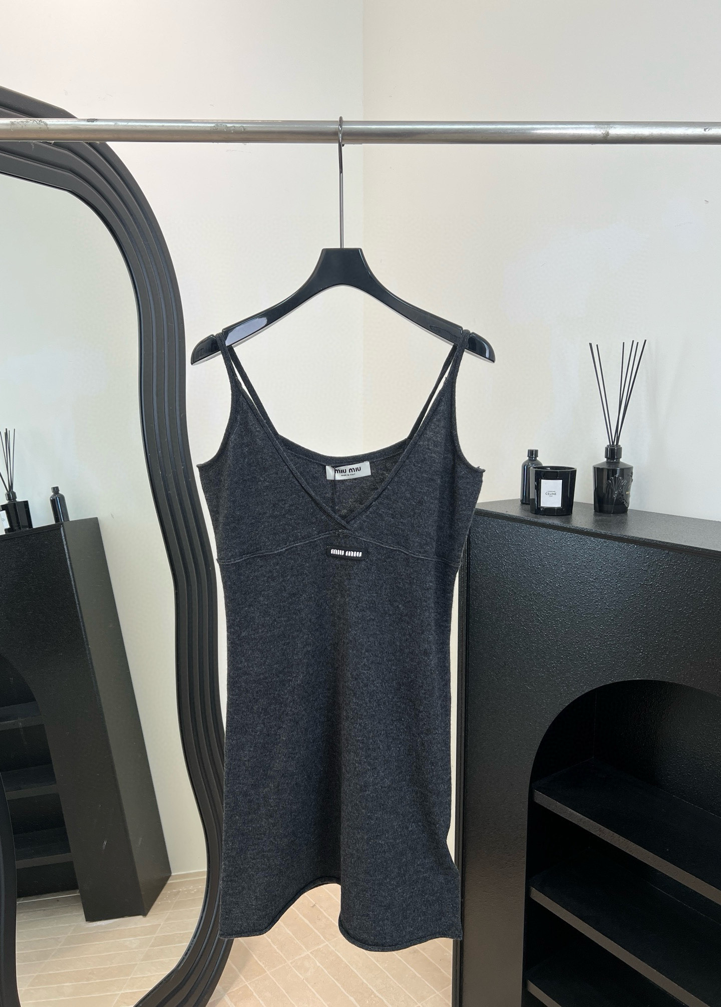 NO:654202,Miu Miu new autumn and winter knitted camisole dress, V-neck to modify the neck line, slim tailoring to outline the body curve, letter embroidery on the chest, casual fit, size S M L,, miumiu, skirts, alexander wang19860909Miu Miu 秋冬新款 针织吊带背心连衣裙、V领修饰颈部线条、修身剪裁勾勒身形曲线、胸前有字母刺绣点缀、休闲版型 码数S M L,,miumiu,skirts,alexander wang,Women's clothing