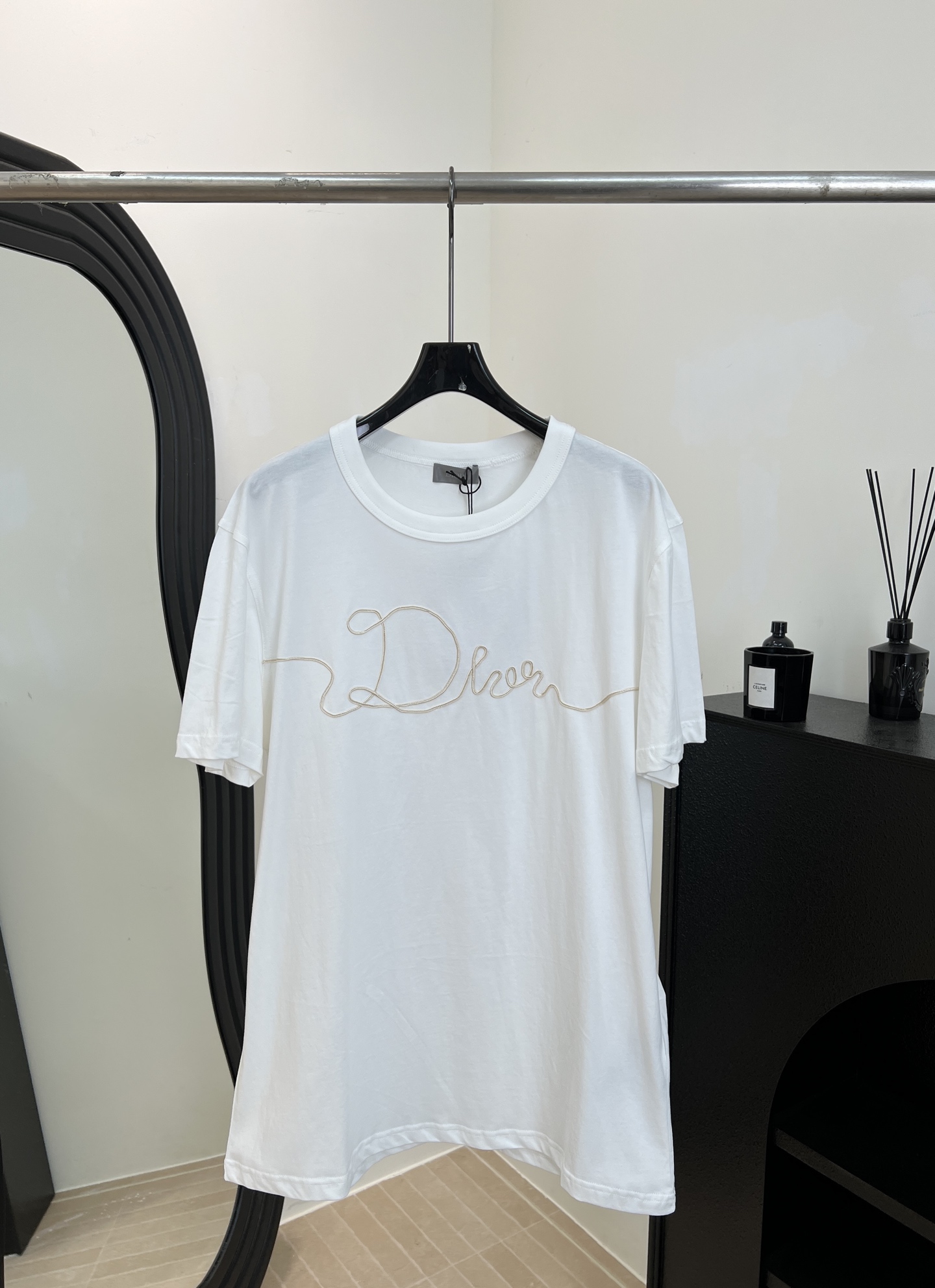 NO:654178,Dior's new autumn and winter embroidered short-sleeved T-shirt, made of high-quality pure cotton, soft and breathable, abstract line embroidery on the front, shoulder design to modify shoulder lines, casual fit, same style for men and women, size S M L XL,, dior, T-shirt, tees, t-shirt, alexander wang19860909Dior 秋冬新款 刺绣短袖T恤、采用高品质纯棉、柔软透气、正面抽象线条刺绣、正肩设计修饰肩部线条、休闲版型、男女同款 码数S M L XL,,dior,T-shirt,tees，t-shirt,alexander wang,Women's clothing