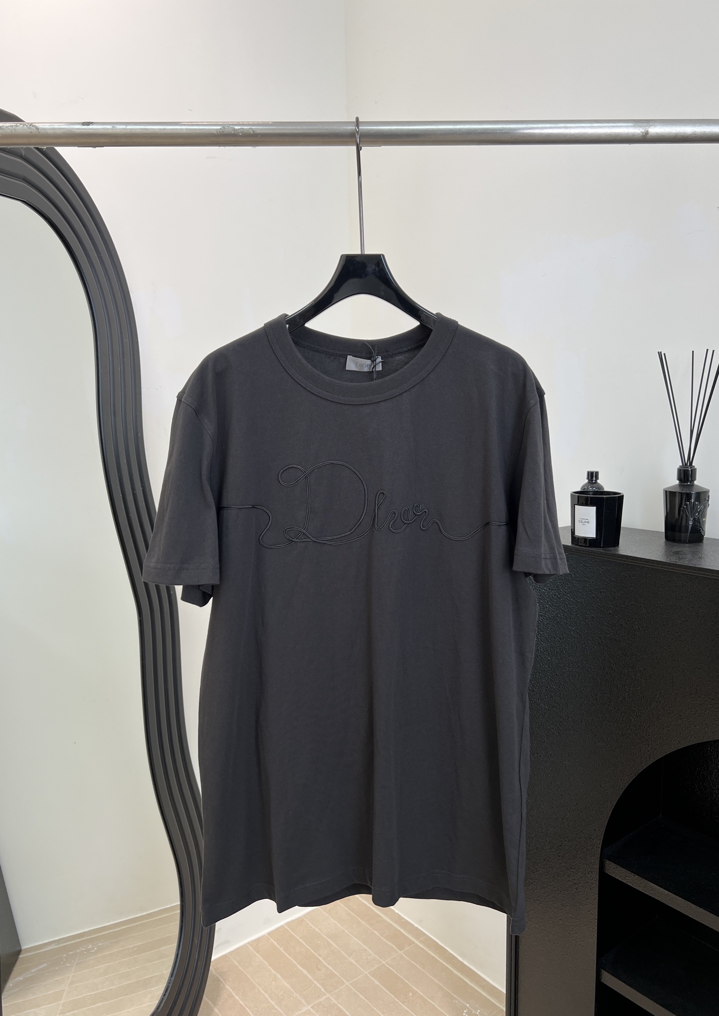 NO:715168,Dior's new autumn and winter embroidered short-sleeved T-shirt, made of high-quality pure cotton, soft and breathable, abstract line embroidery on the front, front shoulder design to modify shoulder lines, casual fit, same style for men and women, size S M L XL,, dior, T-shirt, tees, t-shirt,19860909Dior 秋冬新款 刺绣短袖T恤、采用高品质纯棉、柔软透气、正面抽象线条刺绣、正肩设计修饰肩部线条、休闲版型、男女同款 码数S M L XL,,dior,T-shirt,tees，t-shirt,,Women's clothing