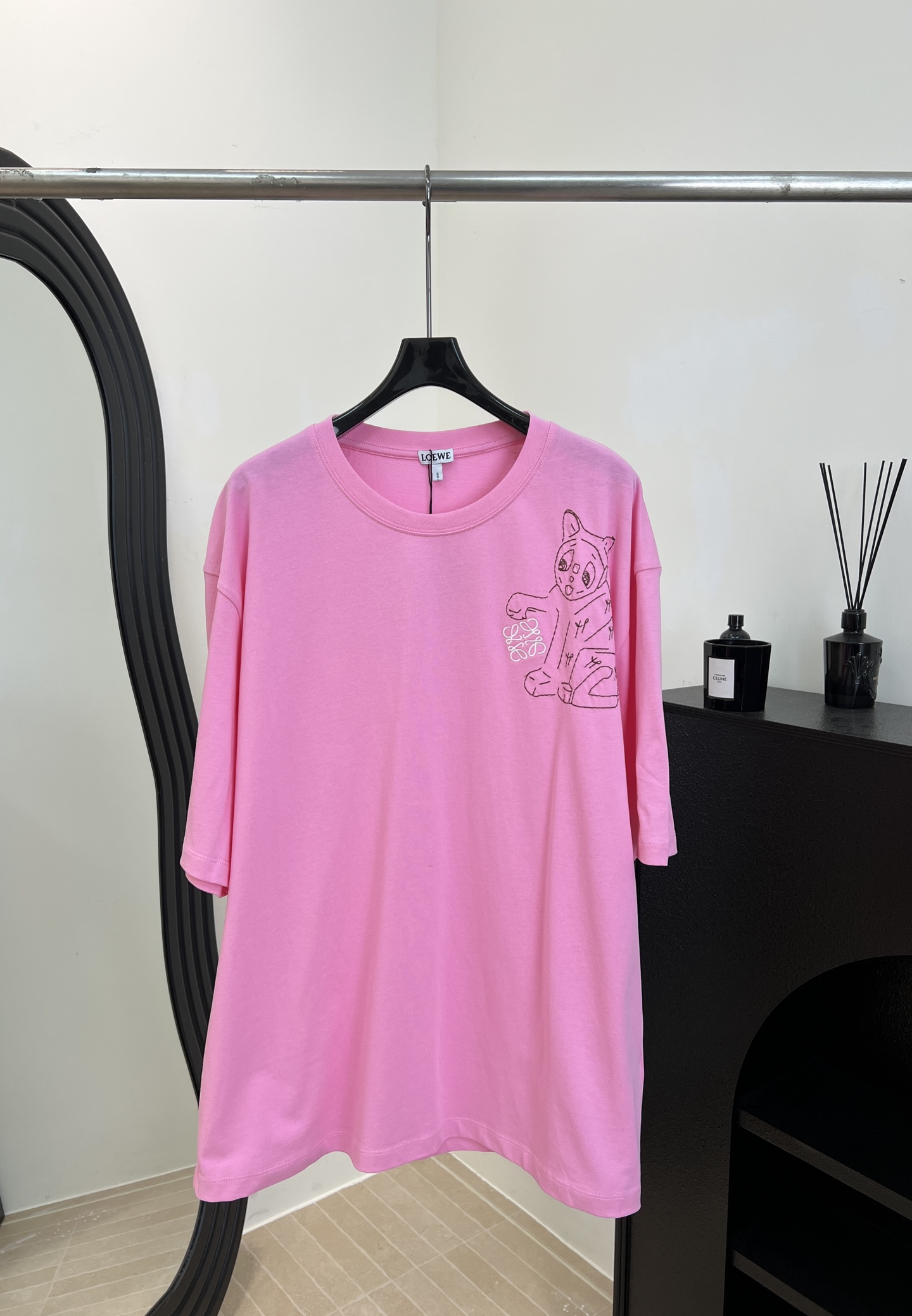 NO:654172,Loewe's new autumn and winter Louis Wain co-branded pink cat T-shirt, made of high-quality heavy cotton, with Louis Wain's hand-painted cat embroidery on the front, loose fit, same style for men and women, size S M L XL,, louis vuitton, loewe, tees, t-shirt, alexander wang19860909Loewe 秋冬新款 Louis Wain 联名粉色猫咪T恤、采用高品质重磅棉、正面是Louis Wain手绘猫咪刺绣、宽松版型、男女同款 码数S M L XL,,louis vuitton,loewe,tees，t-shirt,alexander wang,Women's clothing