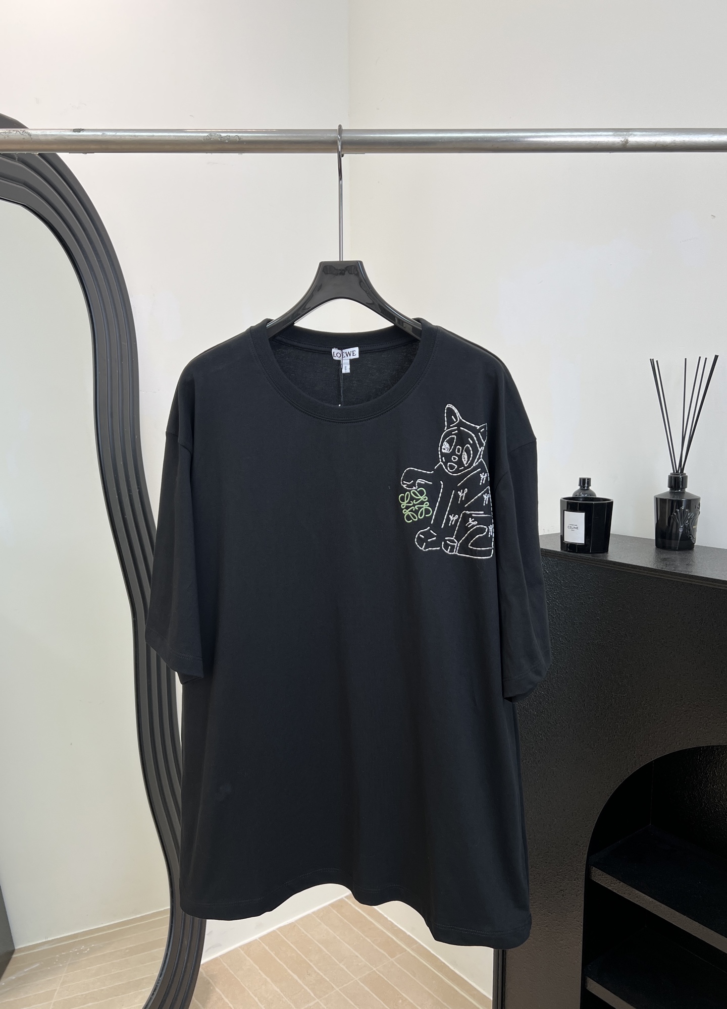 NO:715169,Loewe's new autumn and winter Louis Wain co-branded pink cat T-shirt, made of high-quality heavy cotton, with Louis Wain's hand-painted cat embroidery on the front, loose fit, same style for men and women, size S M L XL,, louis vuitton, loewe, tees, t-shirt,19860909Loewe 秋冬新款 Louis Wain 联名粉色猫咪T恤、采用高品质重磅棉、正面是Louis Wain手绘猫咪刺绣、宽松版型、男女同款 码数S M L XL,,louis vuitton,loewe,tees，t-shirt,,Women's clothing