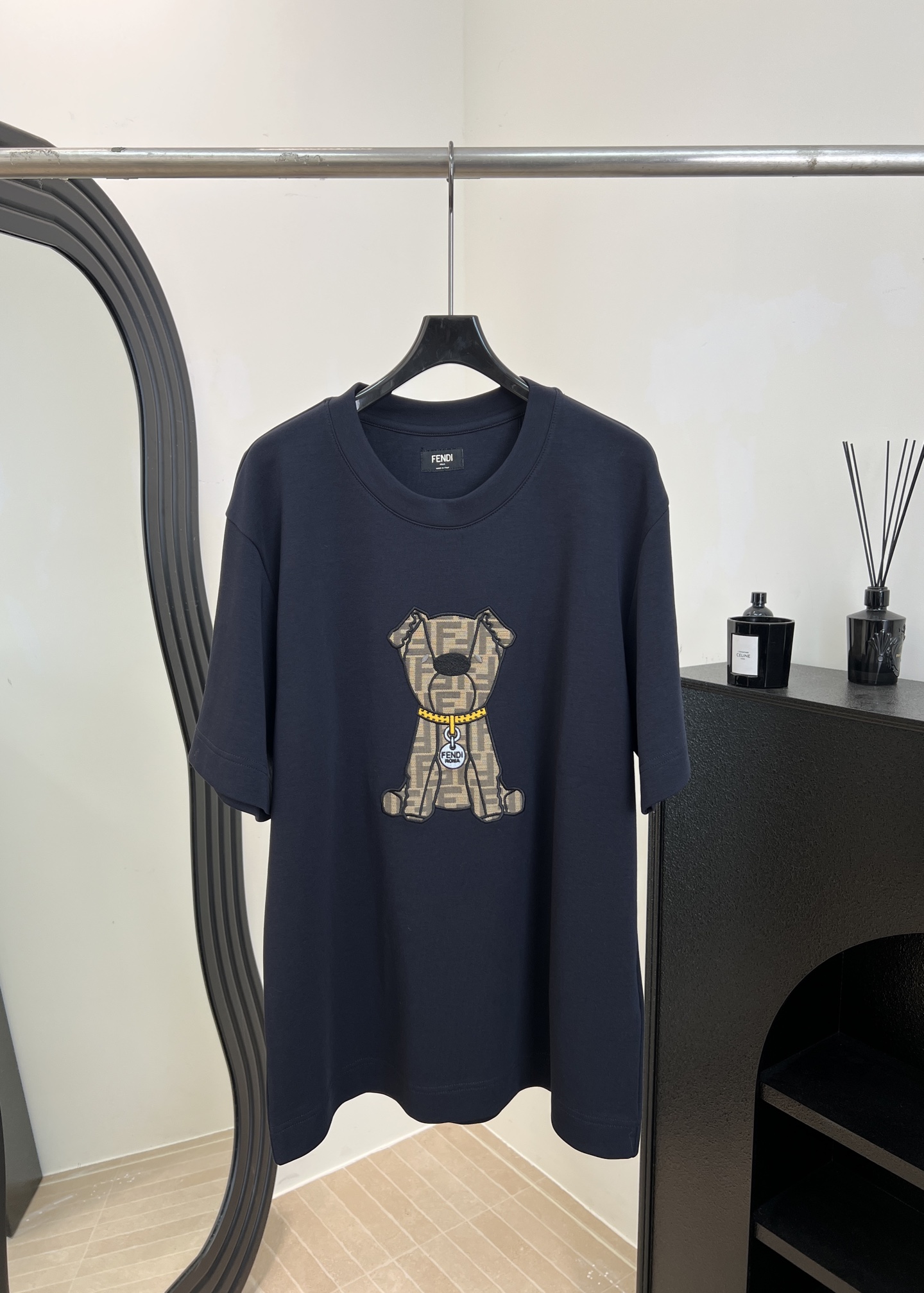 NO:654165,Fendi's new early spring FF puppy print T-shirt, three-dimensional puppy doll on the chest, metal chain collar + tag, loose fit, same style for men and women, size S M L XL,, fendi, tees, t-shirt, alexander wang19860909Fendi 早春新款 FF小狗印花T恤、胸前立体小狗玩偶、金属链条项圈+吊牌、宽松版型、男女同款 码数S M L XL,,fendi,tees，t-shirt,alexander wang,Women's clothing