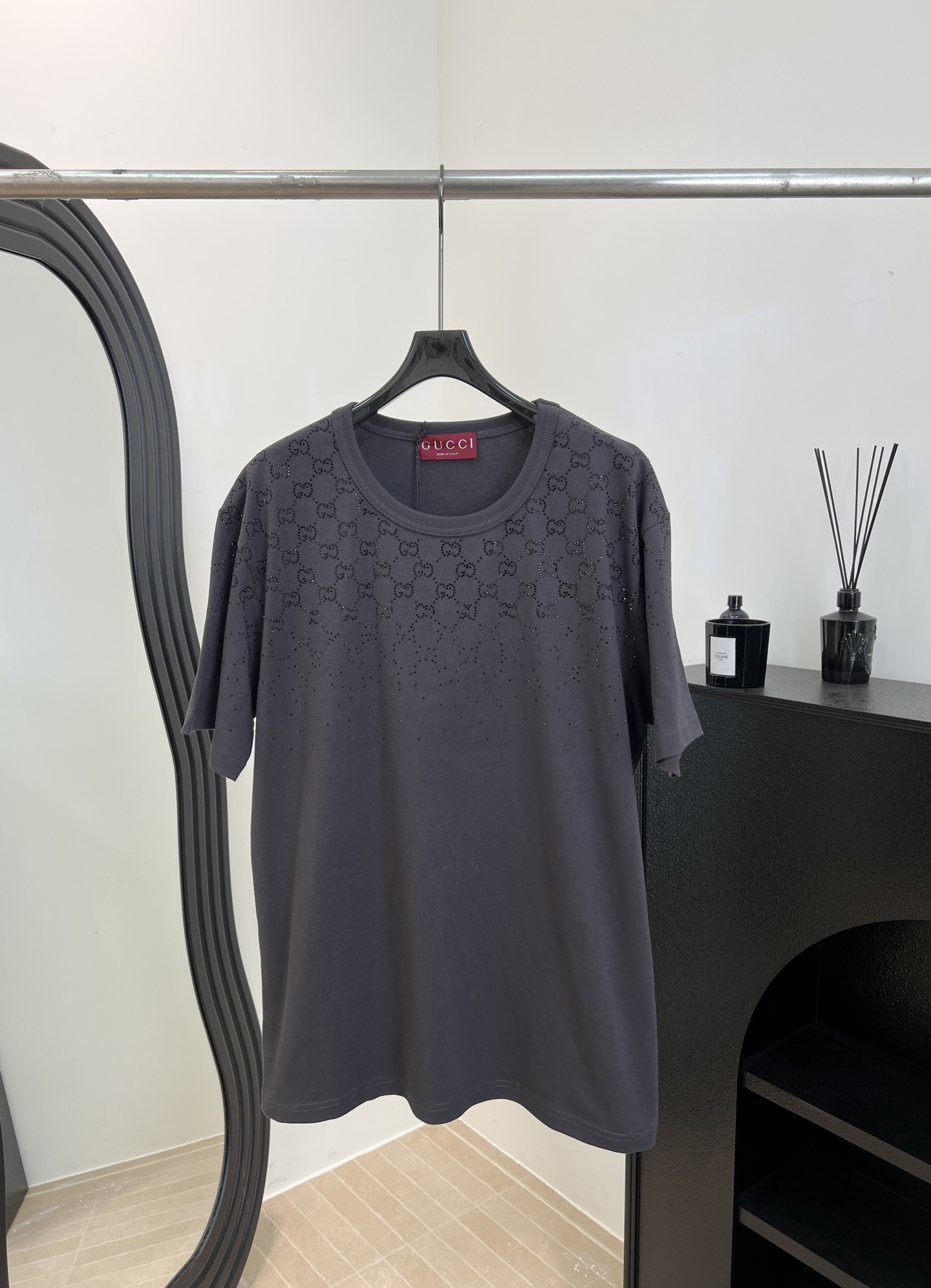 NO:654160,Gucci new style for early spring, classic GG hot diamond short-sleeved T-shirt, dark gray cotton fabric, hot diamond embellishment on the chest, casual fit, same style for men and women, size S M L XL,, gucci, T-shirt, tees, t-shirt, alexander wang19860909Gucci 早春新款 经典GG烫钻短袖T恤、深灰色棉质面料、胸前烫钻点缀、休闲版型、男女同款 码数S M L XL,,gucci,T-shirt,tees，t-shirt,alexander wang,Women's clothing