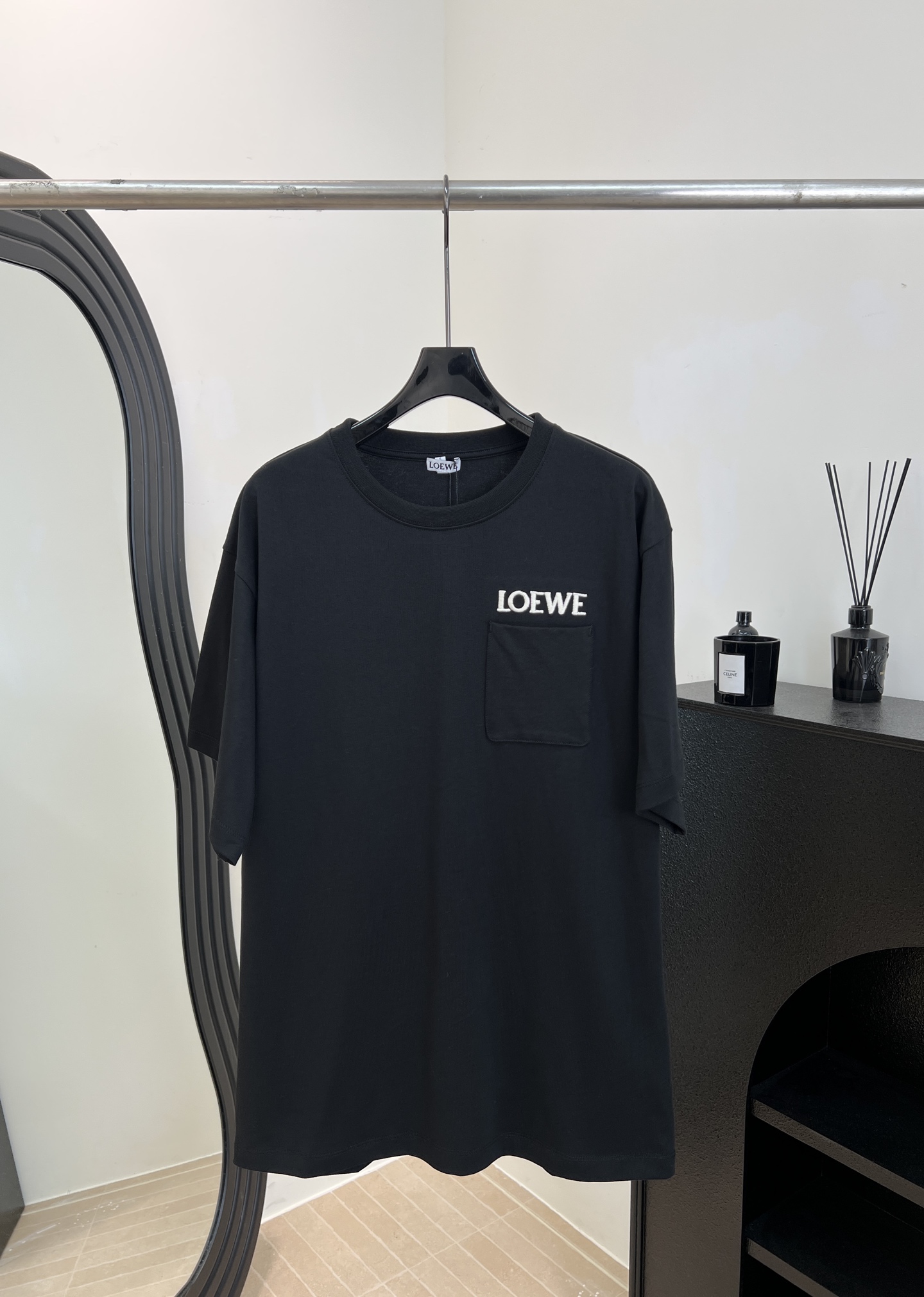 NO:654153,Loewe's early spring new style short-sleeved T-shirt with pocket logo, made of soft cotton fabric, small chest pocket + white embroidered logo, simple and detailed, casual version, same style for men and women, size S M L XL,, loewe, T-shirt, tees, t-shirt, alexander wang19860909Loewe 早春新款 口袋Logo 短袖T恤、采用柔软棉质面料、胸前小口袋+白色刺绣Logo、简约又有细节感、休闲版型、男女同款 码数S M L XL,,loewe,T-shirt,tees，t-shirt,alexander wang,Women's clothing