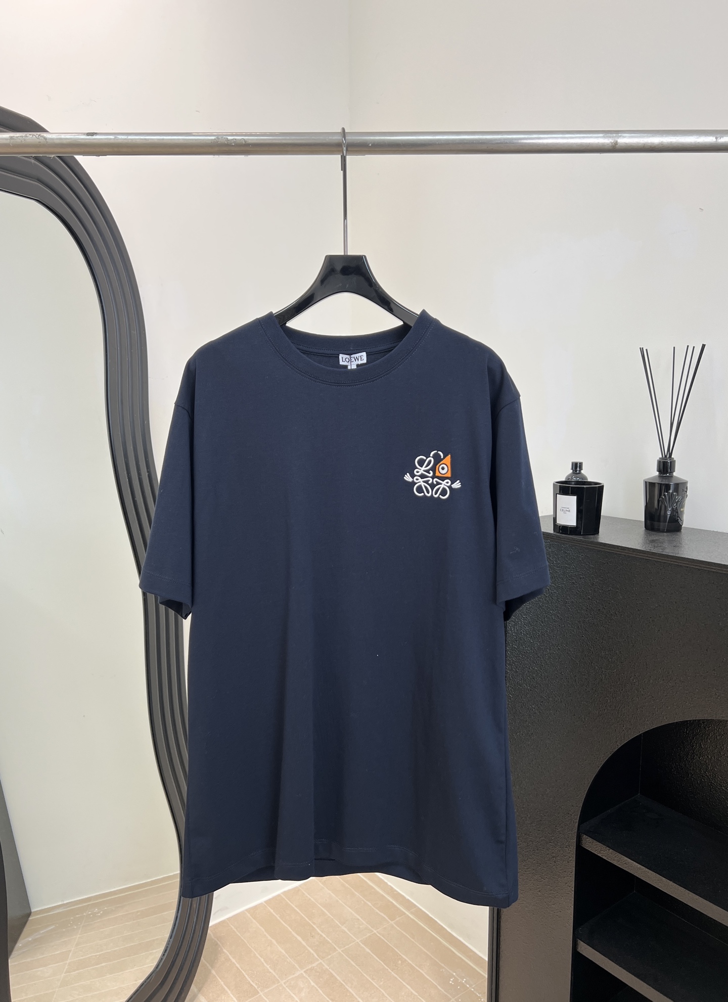 NO:654170,Loewe's new early spring Louis Wain limited-edition short-sleeved T-shirt, super artistic cat embroidery on the chest, ribbed neckline design, casual fit, same style for men and women, size S M L XL,, louis vuitton, loewe, T-shirt, tees, t-shirt, alexander wang19860909Loewe 早春新款 Louis Wain联名限定短袖T恤、胸前猫咪刺绣超有艺术感、罗纹领口设计、休闲版型 男女同款 码数S M L XL,,louis vuitton,loewe,T-shirt,tees，t-shirt,alexander wang,Women's clothing